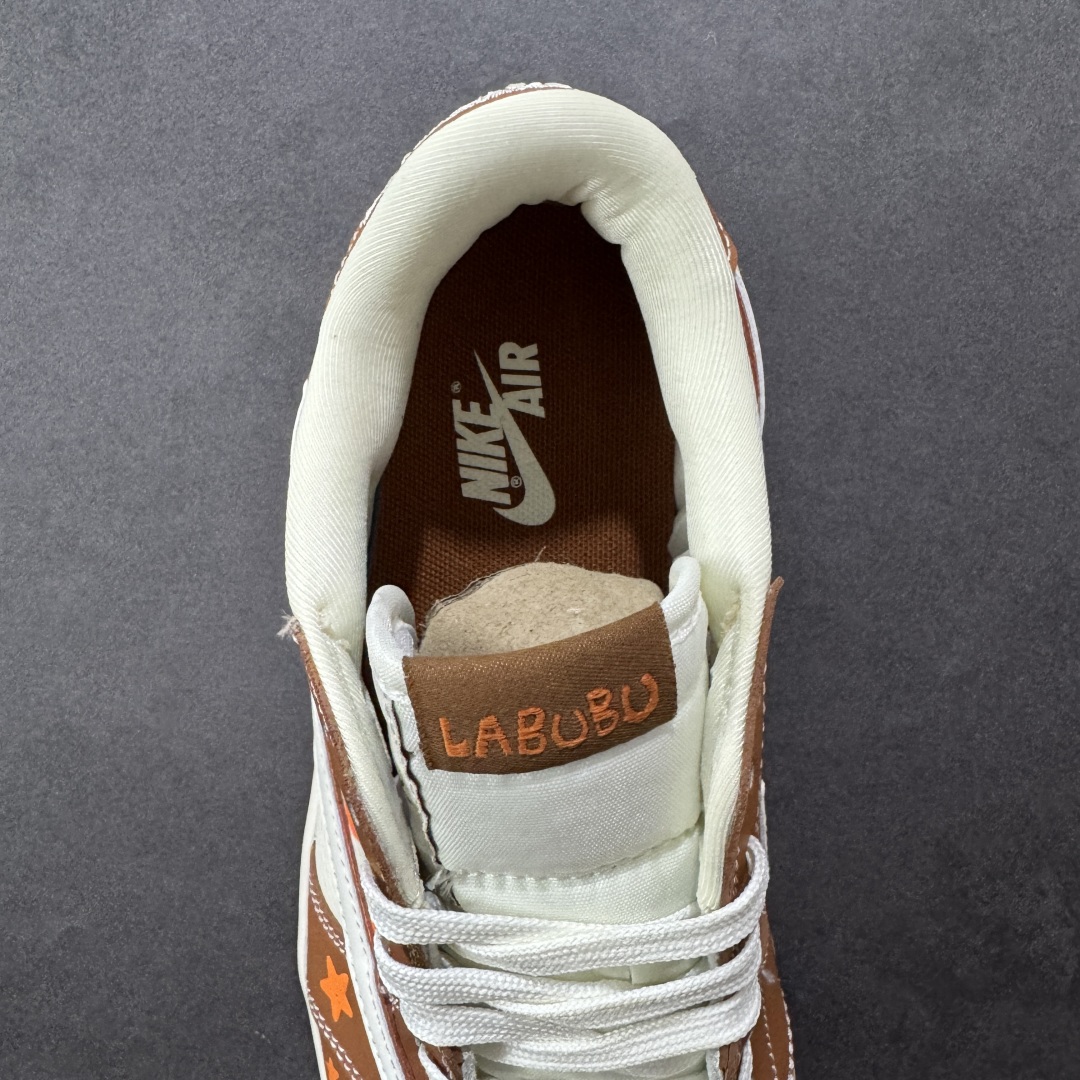 图片[7]-【定制版】Labubu x Travis Scott x Air Jordan 1 Low 拉布布 x AJ1 低帮 梦幻棕白倒钩 AJ1 乔丹1代 aj1 乔1 低邦 棕白倒勾联名 乔丹篮球鞋系列 鞋身整体以米白色为底搭配棕色框架覆盖层，标志性的反钩Swoosh Logo采用白色呈现，内侧也辅以白色Swoosh Logo点缀，鞋舌等多处TS标志性元素均得以保留；鞋舌上以Labubu字样呈现，鞋面带有棕色绣标Labubu字样，后跟的Jack厂牌Logo标志以及Wings Logo均采用白色缝线打造，后跟印有拉布布头像，彰显联名身份；最后以米白色中底搭配棕色橡胶外底完善整体设计收尾。 货号：DZ5899-020 尺码：36 36.5 37.5 38 38.5 39 40 40.5 41 42 42.5 43 44 44.5 45 编码：HXSB330340-选品中心