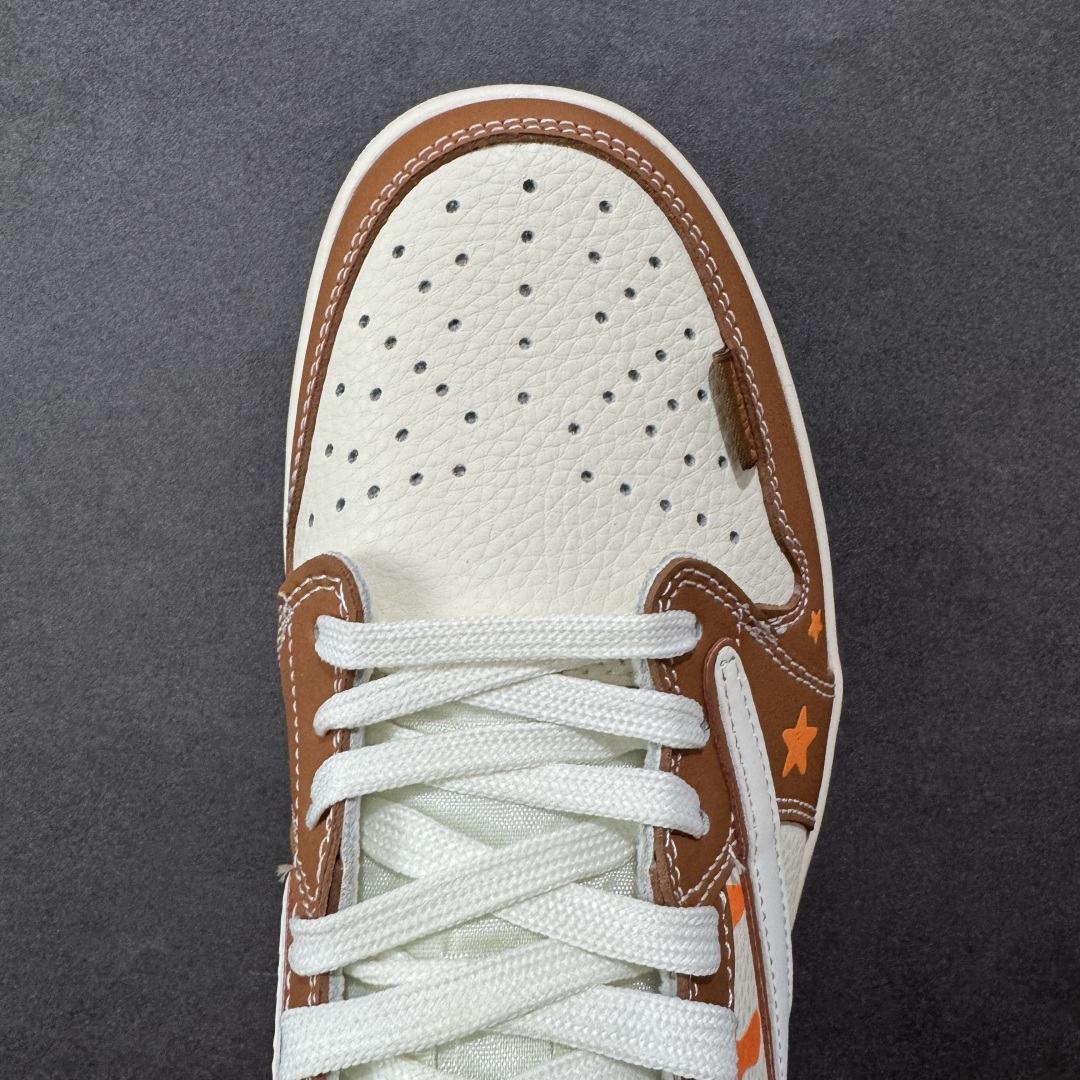 图片[8]-【定制版】Labubu x Travis Scott x Air Jordan 1 Low 拉布布 x AJ1 低帮 梦幻棕白倒钩 AJ1 乔丹1代 aj1 乔1 低邦 棕白倒勾联名 乔丹篮球鞋系列 鞋身整体以米白色为底搭配棕色框架覆盖层，标志性的反钩Swoosh Logo采用白色呈现，内侧也辅以白色Swoosh Logo点缀，鞋舌等多处TS标志性元素均得以保留；鞋舌上以Labubu字样呈现，鞋面带有棕色绣标Labubu字样，后跟的Jack厂牌Logo标志以及Wings Logo均采用白色缝线打造，后跟印有拉布布头像，彰显联名身份；最后以米白色中底搭配棕色橡胶外底完善整体设计收尾。 货号：DZ5899-020 尺码：36 36.5 37.5 38 38.5 39 40 40.5 41 42 42.5 43 44 44.5 45 编码：HXSB330340-选品中心