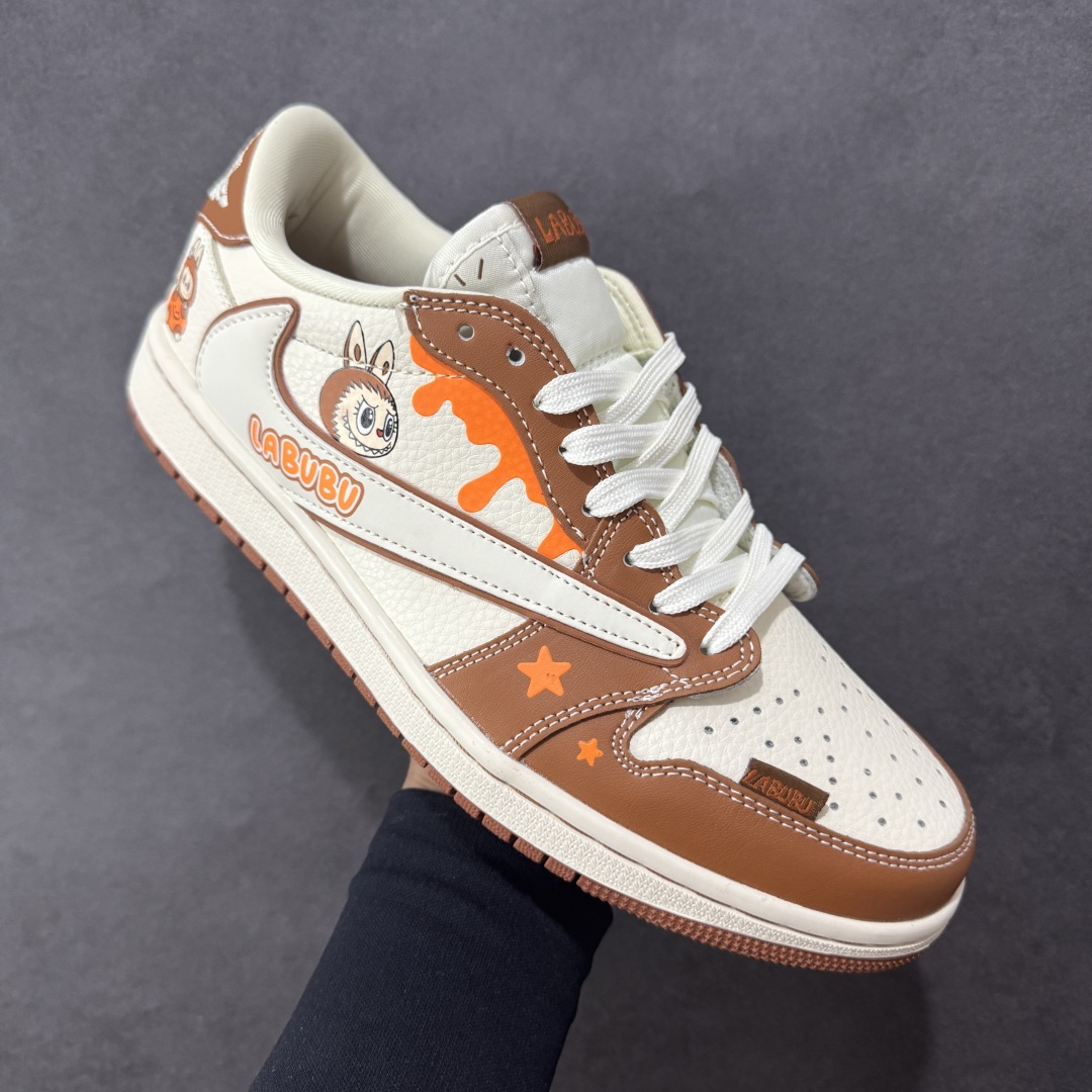 图片[3]-【定制版】Labubu x Travis Scott x Air Jordan 1 Low 拉布布 x AJ1 低帮 梦幻棕白倒钩 AJ1 乔丹1代 aj1 乔1 低邦 棕白倒勾联名 乔丹篮球鞋系列 鞋身整体以米白色为底搭配棕色框架覆盖层，标志性的反钩Swoosh Logo采用白色呈现，内侧也辅以白色Swoosh Logo点缀，鞋舌等多处TS标志性元素均得以保留；鞋舌上以Labubu字样呈现，鞋面带有棕色绣标Labubu字样，后跟的Jack厂牌Logo标志以及Wings Logo均采用白色缝线打造，后跟印有拉布布头像，彰显联名身份；最后以米白色中底搭配棕色橡胶外底完善整体设计收尾。 货号：DZ5899-020 尺码：36 36.5 37.5 38 38.5 39 40 40.5 41 42 42.5 43 44 44.5 45 编码：HXSB330340-选品中心