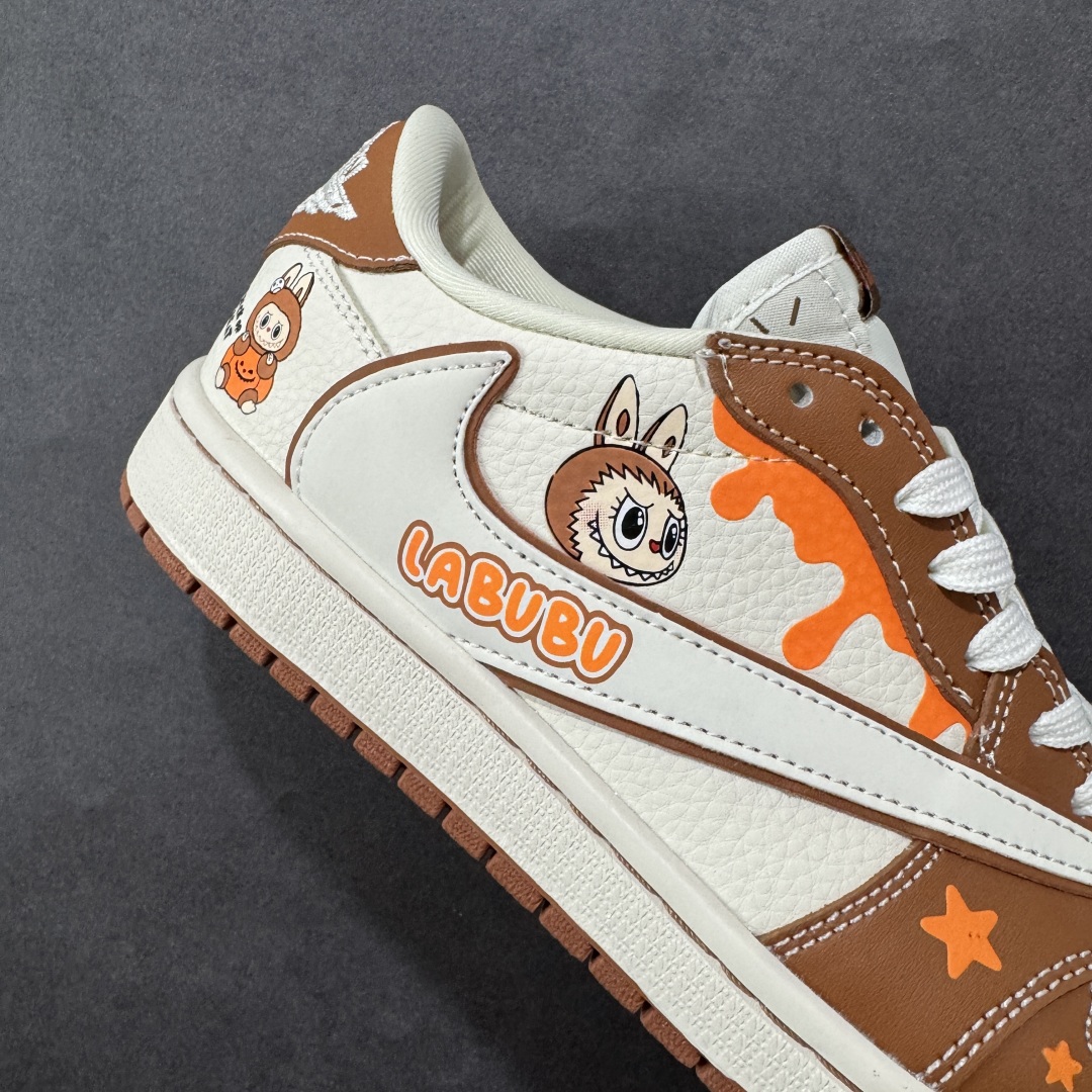 图片[6]-【定制版】Labubu x Travis Scott x Air Jordan 1 Low 拉布布 x AJ1 低帮 梦幻棕白倒钩 AJ1 乔丹1代 aj1 乔1 低邦 棕白倒勾联名 乔丹篮球鞋系列 鞋身整体以米白色为底搭配棕色框架覆盖层，标志性的反钩Swoosh Logo采用白色呈现，内侧也辅以白色Swoosh Logo点缀，鞋舌等多处TS标志性元素均得以保留；鞋舌上以Labubu字样呈现，鞋面带有棕色绣标Labubu字样，后跟的Jack厂牌Logo标志以及Wings Logo均采用白色缝线打造，后跟印有拉布布头像，彰显联名身份；最后以米白色中底搭配棕色橡胶外底完善整体设计收尾。 货号：DZ5899-020 尺码：36 36.5 37.5 38 38.5 39 40 40.5 41 42 42.5 43 44 44.5 45 编码：HXSB330340-选品中心