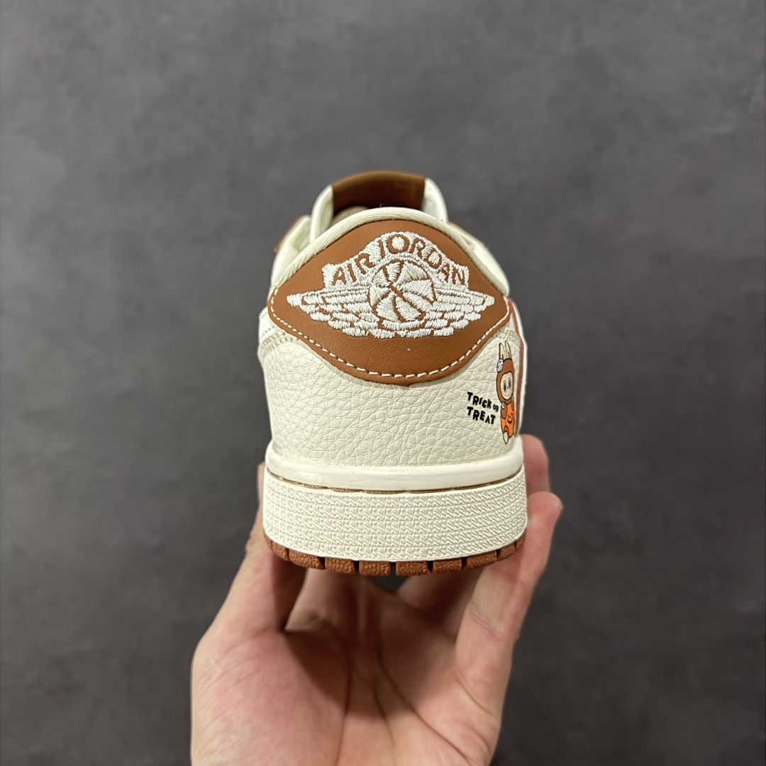 图片[4]-【定制版】Labubu x Travis Scott x Air Jordan 1 Low 拉布布 x AJ1 低帮 梦幻棕白倒钩 AJ1 乔丹1代 aj1 乔1 低邦 棕白倒勾联名 乔丹篮球鞋系列 鞋身整体以米白色为底搭配棕色框架覆盖层，标志性的反钩Swoosh Logo采用白色呈现，内侧也辅以白色Swoosh Logo点缀，鞋舌等多处TS标志性元素均得以保留；鞋舌上以Labubu字样呈现，鞋面带有棕色绣标Labubu字样，后跟的Jack厂牌Logo标志以及Wings Logo均采用白色缝线打造，后跟印有拉布布头像，彰显联名身份；最后以米白色中底搭配棕色橡胶外底完善整体设计收尾。 货号：DZ5899-020 尺码：36 36.5 37.5 38 38.5 39 40 40.5 41 42 42.5 43 44 44.5 45 编码：HXSB330340-选品中心