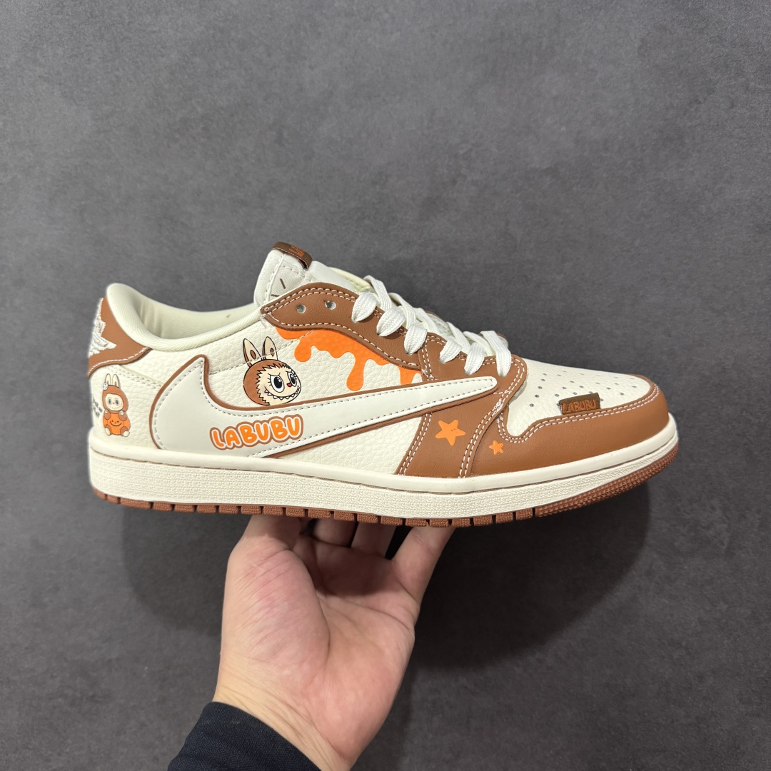 【定制版】Labubu x Travis Scott x Air Jordan 1 Low 拉布布 x AJ1 低帮 梦幻棕白倒钩 AJ1 乔丹1代 aj1 乔1 低邦 棕白倒勾联名 乔丹篮球鞋系列 鞋身整体以米白色为底搭配棕色框架覆盖层,标志性的反钩Swoosh Logo采用白色呈现,内侧也辅以白色Swoosh Logo点缀,鞋舌等多处TS标志性元素均得以保留;鞋舌上以Labubu字样呈现,鞋面带有棕色绣标Labubu字样,后跟的Jack厂牌Logo标志以及Wings Logo均采用白色缝线打造,后跟印有拉布布头像,彰显联名身份;最后以米白色中底搭配棕色橡胶外底完善整体设计收尾。 货号:DZ5899-020 尺码:36 36.5 37.5 38 38.5 39 40 40.5 41 42 42.5 43 44 44.5 45 编码:HXSB330340-选品中心
