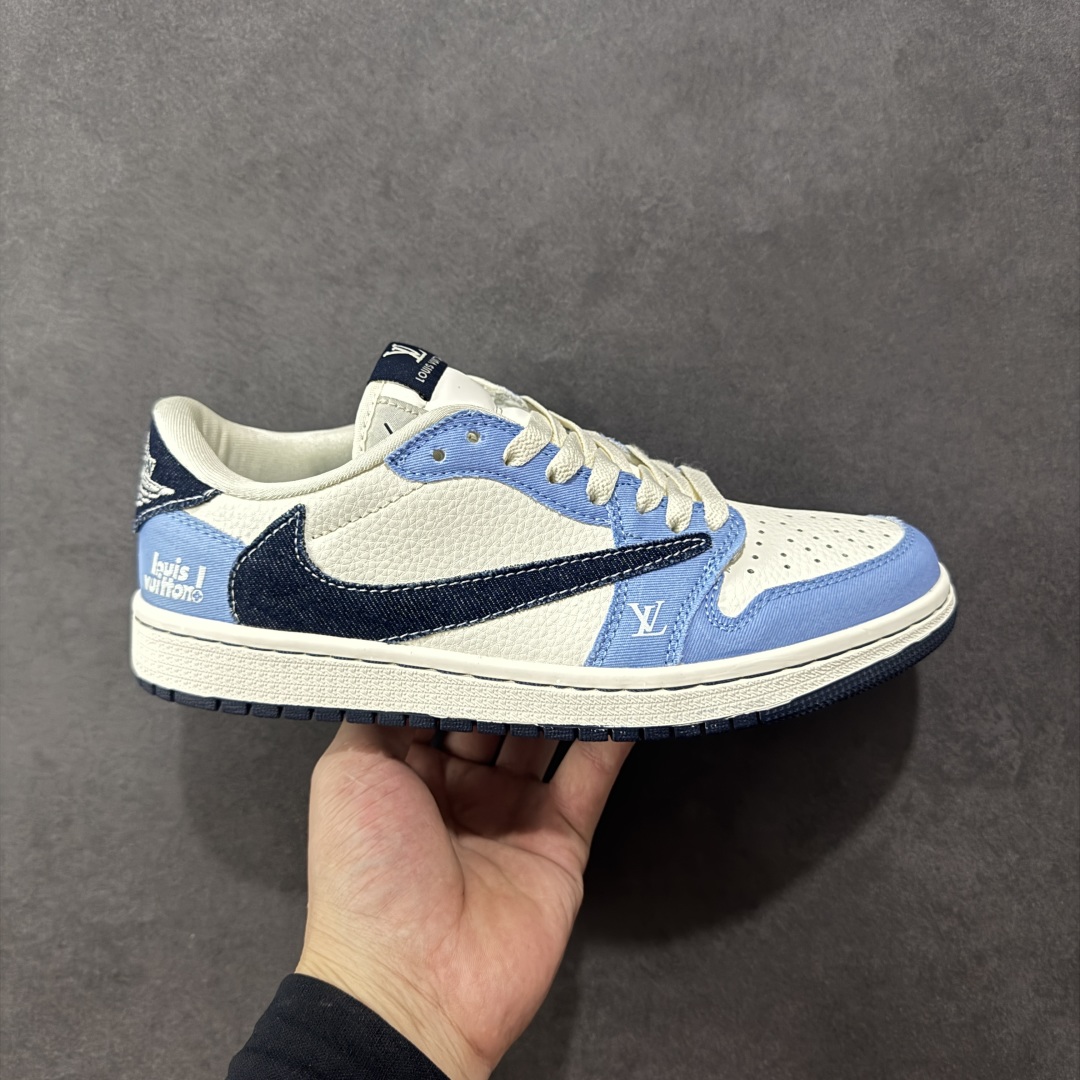 【定制版】Louis Vuitton x Travis Scott x Air Jordan 1 Low 路易威登LV x AJ1 低帮 蓝白倒钩 AJ1 乔丹1代 aj1 乔1 低邦 蓝白倒勾联名 乔丹篮球鞋系列 鞋款整体以米白色皮革为底搭配浅蓝色框架覆盖层,标志性的反钩Swoosh Logo采用深蓝色呈现,内侧也辅以深蓝色Swoosh Logo点缀,鞋舌等多处TS标志性元素均得以保留;后跟侧下方印有Louis Vuitton字样,鞋舌上以LV字样呈现,后跟的Jack厂牌标志以及Wings Logo均采用白色缝线打造,彰显联名身份;最后以米白色中底搭配深蓝色橡胶外底完善整体设计收尾。 货号:JW1188-146 尺码:36 36.5 37.5 38 38.5 39 40 40.5 41 42 42.5 43 44 44.5 45 编码:HXSB330340-选品中心