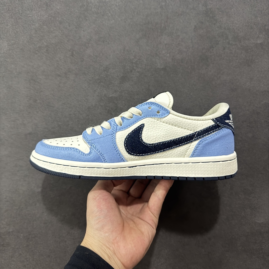 图片[2]-【定制版】Louis Vuitton x Travis Scott x Air Jordan 1 Low 路易威登LV x AJ1 低帮 蓝白倒钩 AJ1 乔丹1代 aj1 乔1 低邦 蓝白倒勾联名 乔丹篮球鞋系列 鞋款整体以米白色皮革为底搭配浅蓝色框架覆盖层，标志性的反钩Swoosh Logo采用深蓝色呈现，内侧也辅以深蓝色Swoosh Logo点缀，鞋舌等多处TS标志性元素均得以保留；后跟侧下方印有Louis Vuitton字样，鞋舌上以LV字样呈现，后跟的Jack厂牌标志以及Wings Logo均采用白色缝线打造，彰显联名身份；最后以米白色中底搭配深蓝色橡胶外底完善整体设计收尾。 货号：JW1188-146 尺码：36 36.5 37.5 38 38.5 39 40 40.5 41 42 42.5 43 44 44.5 45 编码：HXSB330340-选品中心
