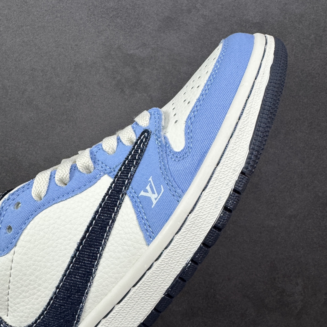 图片[5]-【定制版】Louis Vuitton x Travis Scott x Air Jordan 1 Low 路易威登LV x AJ1 低帮 蓝白倒钩 AJ1 乔丹1代 aj1 乔1 低邦 蓝白倒勾联名 乔丹篮球鞋系列 鞋款整体以米白色皮革为底搭配浅蓝色框架覆盖层，标志性的反钩Swoosh Logo采用深蓝色呈现，内侧也辅以深蓝色Swoosh Logo点缀，鞋舌等多处TS标志性元素均得以保留；后跟侧下方印有Louis Vuitton字样，鞋舌上以LV字样呈现，后跟的Jack厂牌标志以及Wings Logo均采用白色缝线打造，彰显联名身份；最后以米白色中底搭配深蓝色橡胶外底完善整体设计收尾。 货号：JW1188-146 尺码：36 36.5 37.5 38 38.5 39 40 40.5 41 42 42.5 43 44 44.5 45 编码：HXSB330340-选品中心