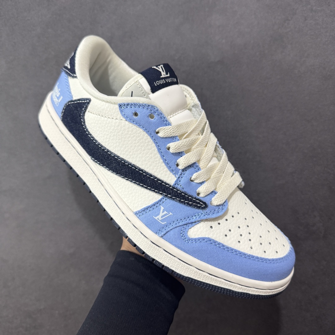 图片[3]-【定制版】Louis Vuitton x Travis Scott x Air Jordan 1 Low 路易威登LV x AJ1 低帮 蓝白倒钩 AJ1 乔丹1代 aj1 乔1 低邦 蓝白倒勾联名 乔丹篮球鞋系列 鞋款整体以米白色皮革为底搭配浅蓝色框架覆盖层，标志性的反钩Swoosh Logo采用深蓝色呈现，内侧也辅以深蓝色Swoosh Logo点缀，鞋舌等多处TS标志性元素均得以保留；后跟侧下方印有Louis Vuitton字样，鞋舌上以LV字样呈现，后跟的Jack厂牌标志以及Wings Logo均采用白色缝线打造，彰显联名身份；最后以米白色中底搭配深蓝色橡胶外底完善整体设计收尾。 货号：JW1188-146 尺码：36 36.5 37.5 38 38.5 39 40 40.5 41 42 42.5 43 44 44.5 45 编码：HXSB330340-选品中心