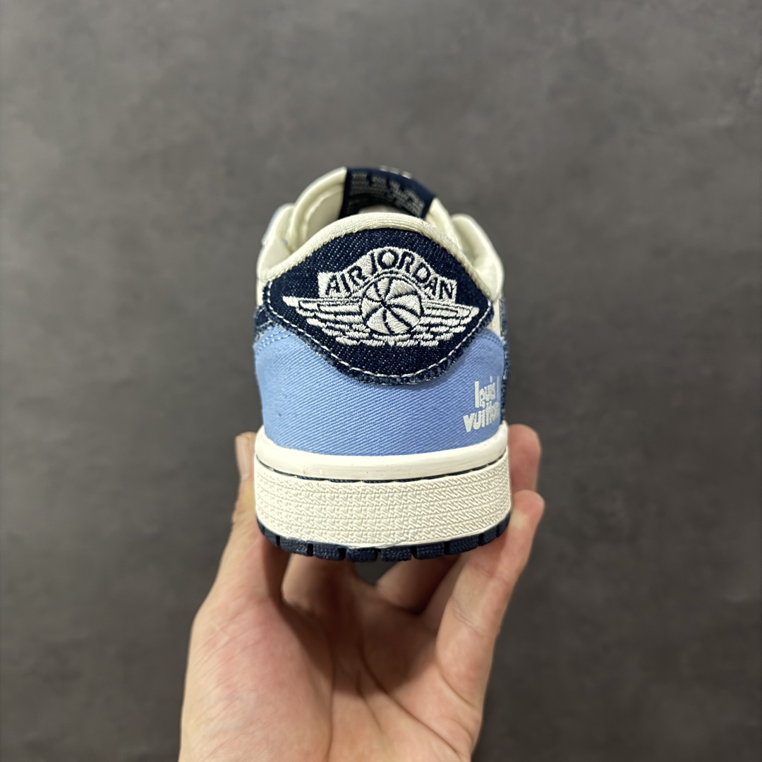 图片[4]-【定制版】Louis Vuitton x Travis Scott x Air Jordan 1 Low 路易威登LV x AJ1 低帮 蓝白倒钩 AJ1 乔丹1代 aj1 乔1 低邦 蓝白倒勾联名 乔丹篮球鞋系列 鞋款整体以米白色皮革为底搭配浅蓝色框架覆盖层，标志性的反钩Swoosh Logo采用深蓝色呈现，内侧也辅以深蓝色Swoosh Logo点缀，鞋舌等多处TS标志性元素均得以保留；后跟侧下方印有Louis Vuitton字样，鞋舌上以LV字样呈现，后跟的Jack厂牌标志以及Wings Logo均采用白色缝线打造，彰显联名身份；最后以米白色中底搭配深蓝色橡胶外底完善整体设计收尾。 货号：JW1188-146 尺码：36 36.5 37.5 38 38.5 39 40 40.5 41 42 42.5 43 44 44.5 45 编码：HXSB330340-选品中心