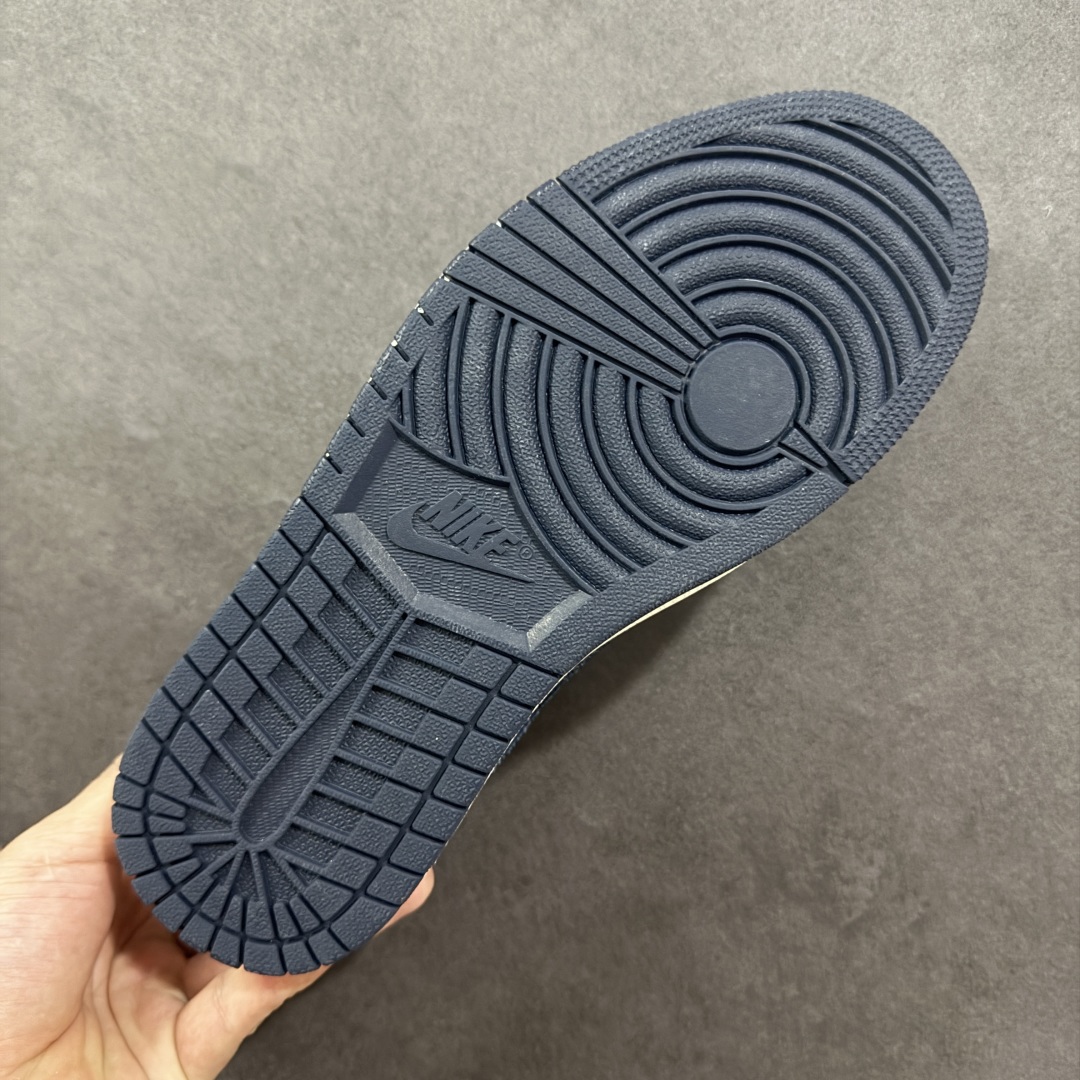 图片[9]-【定制版】Louis Vuitton x Travis Scott x Air Jordan 1 Low 路易威登LV x AJ1 低帮 蓝白倒钩 AJ1 乔丹1代 aj1 乔1 低邦 蓝白倒勾联名 乔丹篮球鞋系列 鞋款整体以米白色皮革为底搭配浅蓝色框架覆盖层，标志性的反钩Swoosh Logo采用深蓝色呈现，内侧也辅以深蓝色Swoosh Logo点缀，鞋舌等多处TS标志性元素均得以保留；后跟侧下方印有Louis Vuitton字样，鞋舌上以LV字样呈现，后跟的Jack厂牌标志以及Wings Logo均采用白色缝线打造，彰显联名身份；最后以米白色中底搭配深蓝色橡胶外底完善整体设计收尾。 货号：JW1188-146 尺码：36 36.5 37.5 38 38.5 39 40 40.5 41 42 42.5 43 44 44.5 45 编码：HXSB330340-选品中心