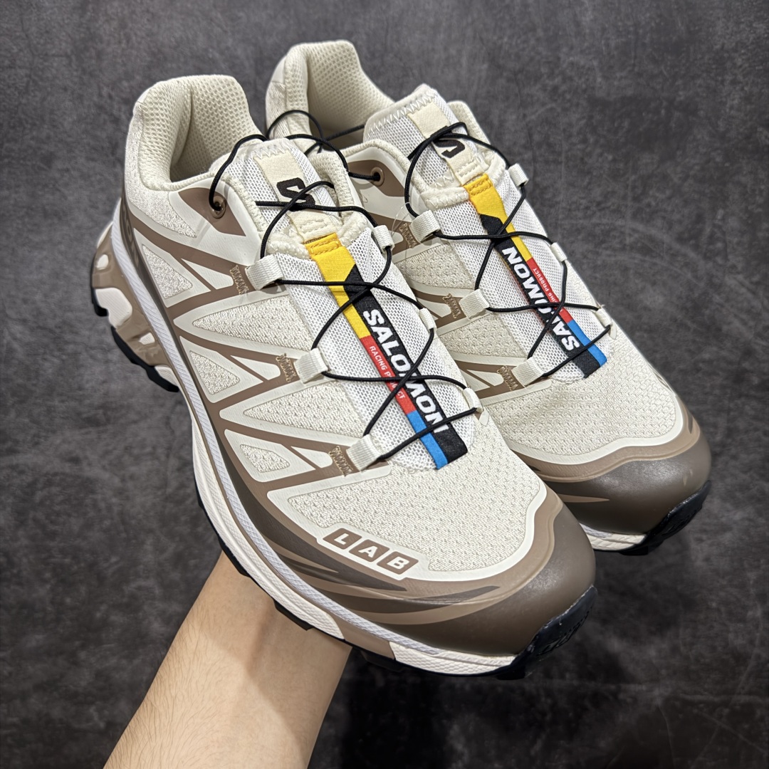 【绿X版】 Salomon XT-6 菇褐色 475822 萨洛蒙复古潮流户 外机能登山跑鞋 纯原外贸平台特供订单 耗时半年巨作 全套原纸板楦头开发 原厂特供网布配套加持 确保原汁原味 完美呈现版型 原档数据独家私模五层组合大底 男女鞋同步官方开发至46.5 原装Ortholite轻量化鞋垫 中底布带钢印编号 原厂TPU锁扣 进口港宝加持 后跟自然饱满 还原公司包裹性 鞋面以“锯齿”状的包裹系统呈现 在基色底之下加入了各种色点缀 将公司的最新技术和时尚前卫的造型融入耐用的长跑款式中 鞋面由 TPU 薄膜制成 并焊接在高耐磨网眼上 使其既时尚又坚固 由 ACS底盘支撑 可增强稳定性和支撑力 以及由橡胶凸耳 Contragrip外底覆盖的 EVA 缓冲中底 旨在应对崎岖的地形 鞋舌上的彩色Salomon 标签、Quicklace 系统以及鞋头、鞋舌和鞋跟上的附加品牌使细节更加完美 让穿着者可以轻松驾驭户外与通勤下的任何运动生活场景 无缝鞋身户外随意纵横 颜值与脚感兼备 出街通勤 绝对非常吸睛 你值得拥有 尺码:36 36.5 37.5 38 38.5 39 40 40.5 41 42 42.5 43 44 44.5 45 46 46.5-选品中心