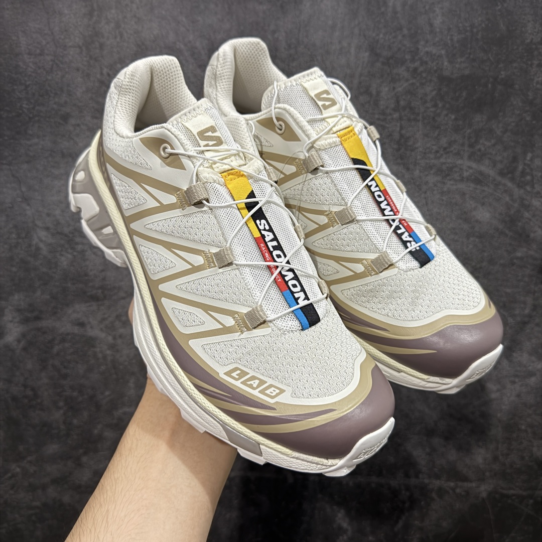 【绿X版】 Salomon XT-6 米棕色 477377 萨洛蒙复古潮流户 外机能登山跑鞋 纯原外贸平台特供订单 耗时半年巨作 全套原纸板楦头开发 原厂特供网布配套加持 确保原汁原味 完美呈现版型 原档数据独家私模五层组合大底 男女鞋同步官方开发至46.5 原装Ortholite轻量化鞋垫 中底布带钢印编号 原厂TPU锁扣 进口港宝加持 后跟自然饱满 还原公司包裹性 鞋面以“锯齿”状的包裹系统呈现 在基色底之下加入了各种色点缀 将公司的最新技术和时尚前卫的造型融入耐用的长跑款式中 鞋面由 TPU 薄膜制成 并焊接在高耐磨网眼上 使其既时尚又坚固 由 ACS底盘支撑 可增强稳定性和支撑力 以及由橡胶凸耳 Contragrip外底覆盖的 EVA 缓冲中底 旨在应对崎岖的地形 鞋舌上的彩色Salomon 标签、Quicklace 系统以及鞋头、鞋舌和鞋跟上的附加品牌使细节更加完美 让穿着者可以轻松驾驭户外与通勤下的任何运动生活场景 无缝鞋身户外随意纵横 颜值与脚感兼备 出街通勤 绝对非常吸睛 你值得拥有 尺码:36 36.5 37.5 38 38.5 39 40 40.5 41 42 42.5 43 44 44.5 45 46 46.5-选品中心
