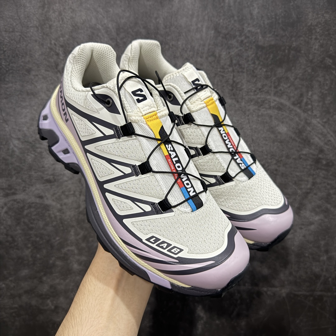 【绿X版】 Salomon XT-6 香芋紫 477376 萨洛蒙复古潮流户 外机能登山跑鞋 纯原外贸平台特供订单 耗时半年巨作 全套原纸板楦头开发 原厂特供网布配套加持 确保原汁原味 完美呈现版型 原档数据独家私模五层组合大底 男女鞋同步官方开发至46.5 原装Ortholite轻量化鞋垫 中底布带钢印编号 原厂TPU锁扣 进口港宝加持 后跟自然饱满 还原公司包裹性 鞋面以“锯齿”状的包裹系统呈现 在基色底之下加入了各种色点缀 将公司的最新技术和时尚前卫的造型融入耐用的长跑款式中 鞋面由 TPU 薄膜制成 并焊接在高耐磨网眼上 使其既时尚又坚固 由 ACS底盘支撑 可增强稳定性和支撑力 以及由橡胶凸耳 Contragrip外底覆盖的 EVA 缓冲中底 旨在应对崎岖的地形 鞋舌上的彩色Salomon 标签、Quicklace 系统以及鞋头、鞋舌和鞋跟上的附加品牌使细节更加完美 让穿着者可以轻松驾驭户外与通勤下的任何运动生活场景 无缝鞋身户外随意纵横 颜值与脚感兼备 出街通勤 绝对非常吸睛 你值得拥有 尺码:36 36.5 37.5 38 38.5 39 40 40.5 41 42 42.5 43 44 44.5 45 46 46.5-选品中心