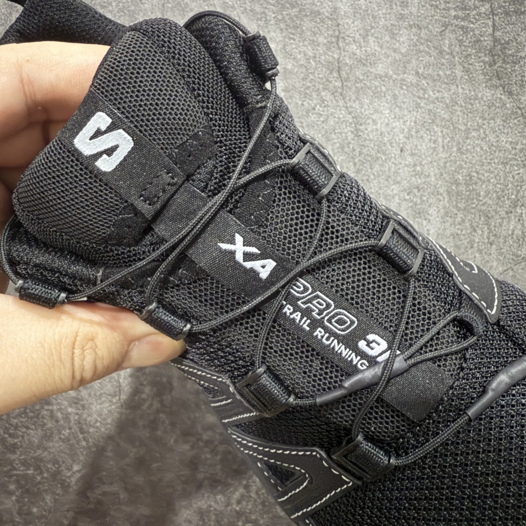 图片[6]-【绿x版】SALOMON XA Pro 3D ADV 萨洛蒙潮流越野机能户外功能鞋 黑色 491274 新配色出货 纯原外贸平台特供订单 耗时半年巨作 全套原纸板楦头开发 原厂特供网布配套加持 确保原汁原味 完美呈现版型 原档数据独家私模五层组合大底 男女鞋同步官方开发至46.5 原装Ortholite轻量化鞋垫 中底布带钢印编号 原厂TPU锁扣 进口港宝加持 后跟自然饱满 还原公司包裹性 鞋面采用SENSIFT贴合技术 全方位贴合包裹脚型 鞋跟部鞋底牵引设计 提供强大的抓地性能 更适应野外崎岖不平的道路 其3D ADVANCED CHASSIS底盘 材料轻量大化 钉齿设计更具稳定性 防护性 鞋底易磨损区运用CONTAGRIP高耐磨材料 应对城市硬质路面长距离跑考验 尺码：36 36.5 37.5 38 38.5 39 40 40.5 41 42 42.5 43 44 44.5 45 46 46.5-选品中心