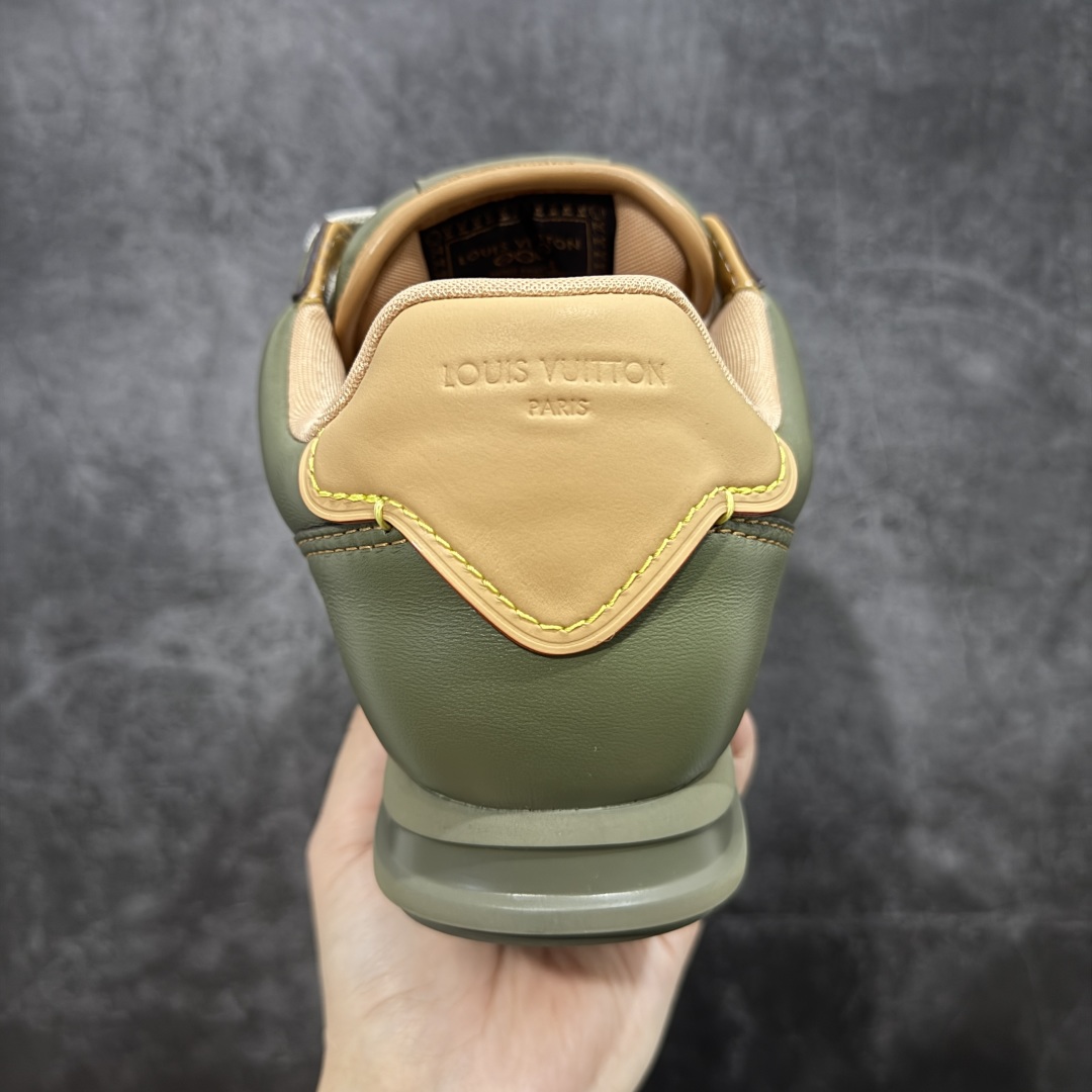 图片[4]-【佛山超A版】LV BUTTERSOFT 棕色阿甘鞋 LV路易威登 Nigo菲董 联名 Buttersoft系列 胖丁 厚底 休闲 运动鞋 阿甘鞋 原版购入开发做货 原版定制头层牛皮 内里进口透气网里 原版开模防滑TPU材质鞋底 碾压市面一切版本 欢迎随意对比 LV Buttersoft 运动鞋出自 Pharrell Williams 之手，以柔软的 Monogram 印花羊皮革与牛皮革重绎 1960 年代的潮流构型，再借加衬鞋面升级舒适体验。LV 字母和皮革饰边点明品牌身份，Pharrell Williams 肖像与龙虾压纹图案共述 2025 秋冬男装秀场风尚 尺码：39-46码-选品中心