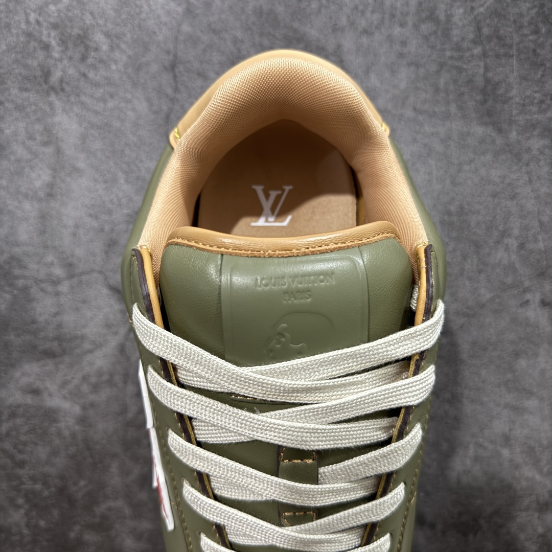 图片[8]-【佛山超A版】LV BUTTERSOFT 棕色阿甘鞋 LV路易威登 Nigo菲董 联名 Buttersoft系列 胖丁 厚底 休闲 运动鞋 阿甘鞋 原版购入开发做货 原版定制头层牛皮 内里进口透气网里 原版开模防滑TPU材质鞋底 碾压市面一切版本 欢迎随意对比 LV Buttersoft 运动鞋出自 Pharrell Williams 之手，以柔软的 Monogram 印花羊皮革与牛皮革重绎 1960 年代的潮流构型，再借加衬鞋面升级舒适体验。LV 字母和皮革饰边点明品牌身份，Pharrell Williams 肖像与龙虾压纹图案共述 2025 秋冬男装秀场风尚 尺码：39-46码-选品中心