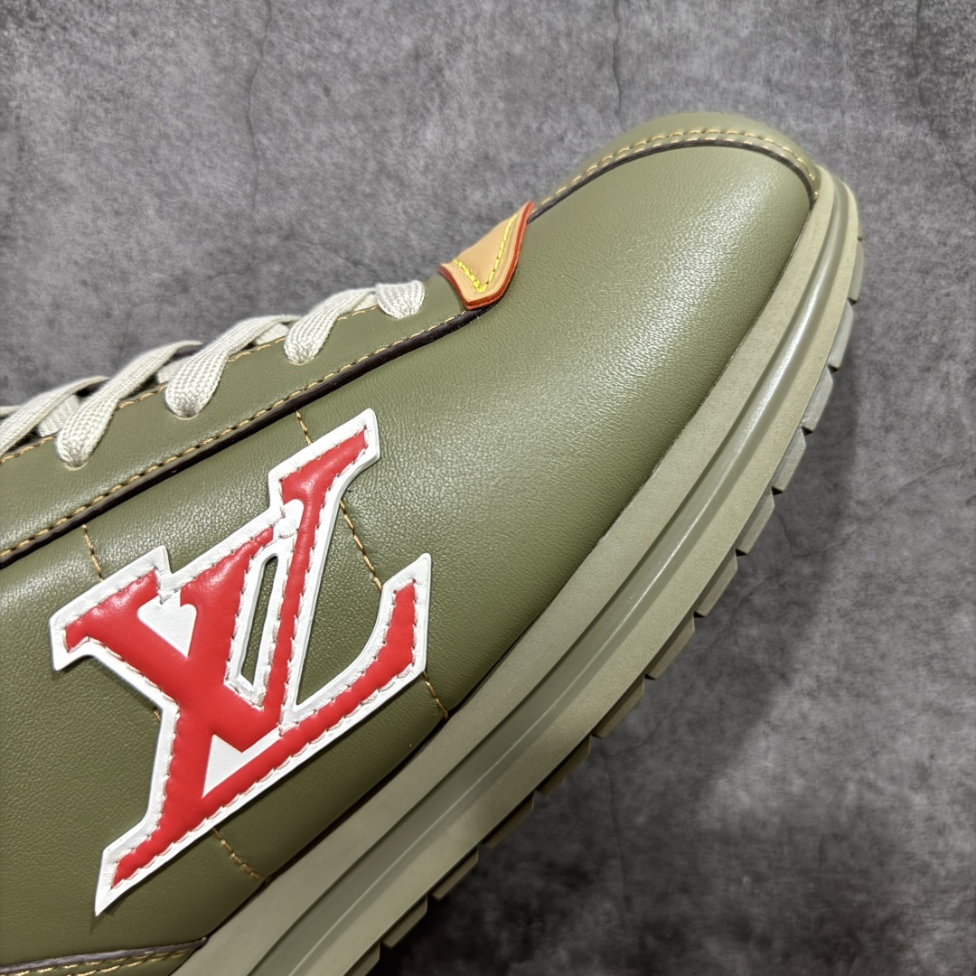 图片[6]-【佛山超A版】LV BUTTERSOFT 棕色阿甘鞋 LV路易威登 Nigo菲董 联名 Buttersoft系列 胖丁 厚底 休闲 运动鞋 阿甘鞋 原版购入开发做货 原版定制头层牛皮 内里进口透气网里 原版开模防滑TPU材质鞋底 碾压市面一切版本 欢迎随意对比 LV Buttersoft 运动鞋出自 Pharrell Williams 之手，以柔软的 Monogram 印花羊皮革与牛皮革重绎 1960 年代的潮流构型，再借加衬鞋面升级舒适体验。LV 字母和皮革饰边点明品牌身份，Pharrell Williams 肖像与龙虾压纹图案共述 2025 秋冬男装秀场风尚 尺码：39-46码-选品中心