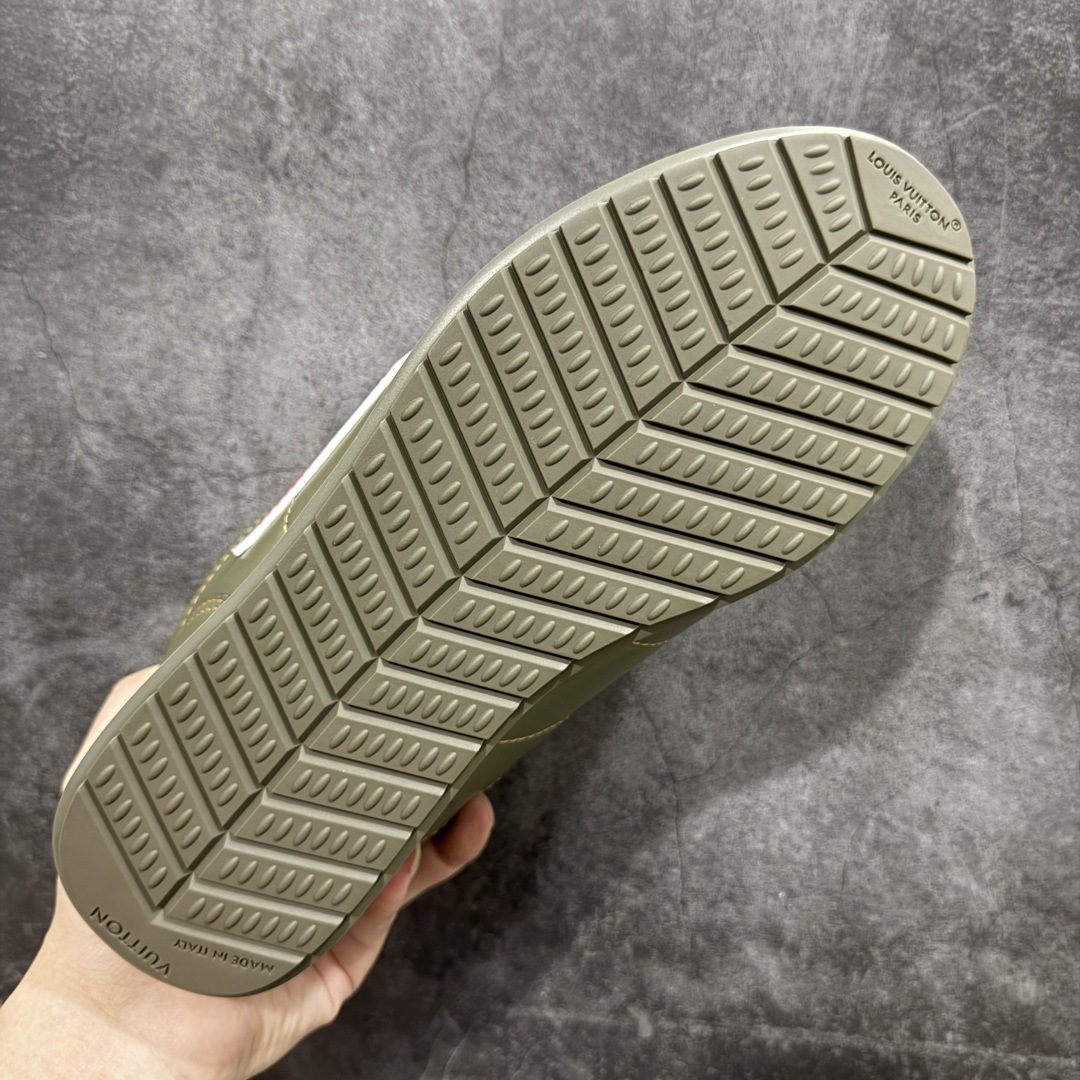 图片[9]-【佛山超A版】LV BUTTERSOFT 棕色阿甘鞋 LV路易威登 Nigo菲董 联名 Buttersoft系列 胖丁 厚底 休闲 运动鞋 阿甘鞋 原版购入开发做货 原版定制头层牛皮 内里进口透气网里 原版开模防滑TPU材质鞋底 碾压市面一切版本 欢迎随意对比 LV Buttersoft 运动鞋出自 Pharrell Williams 之手，以柔软的 Monogram 印花羊皮革与牛皮革重绎 1960 年代的潮流构型，再借加衬鞋面升级舒适体验。LV 字母和皮革饰边点明品牌身份，Pharrell Williams 肖像与龙虾压纹图案共述 2025 秋冬男装秀场风尚 尺码：39-46码-选品中心