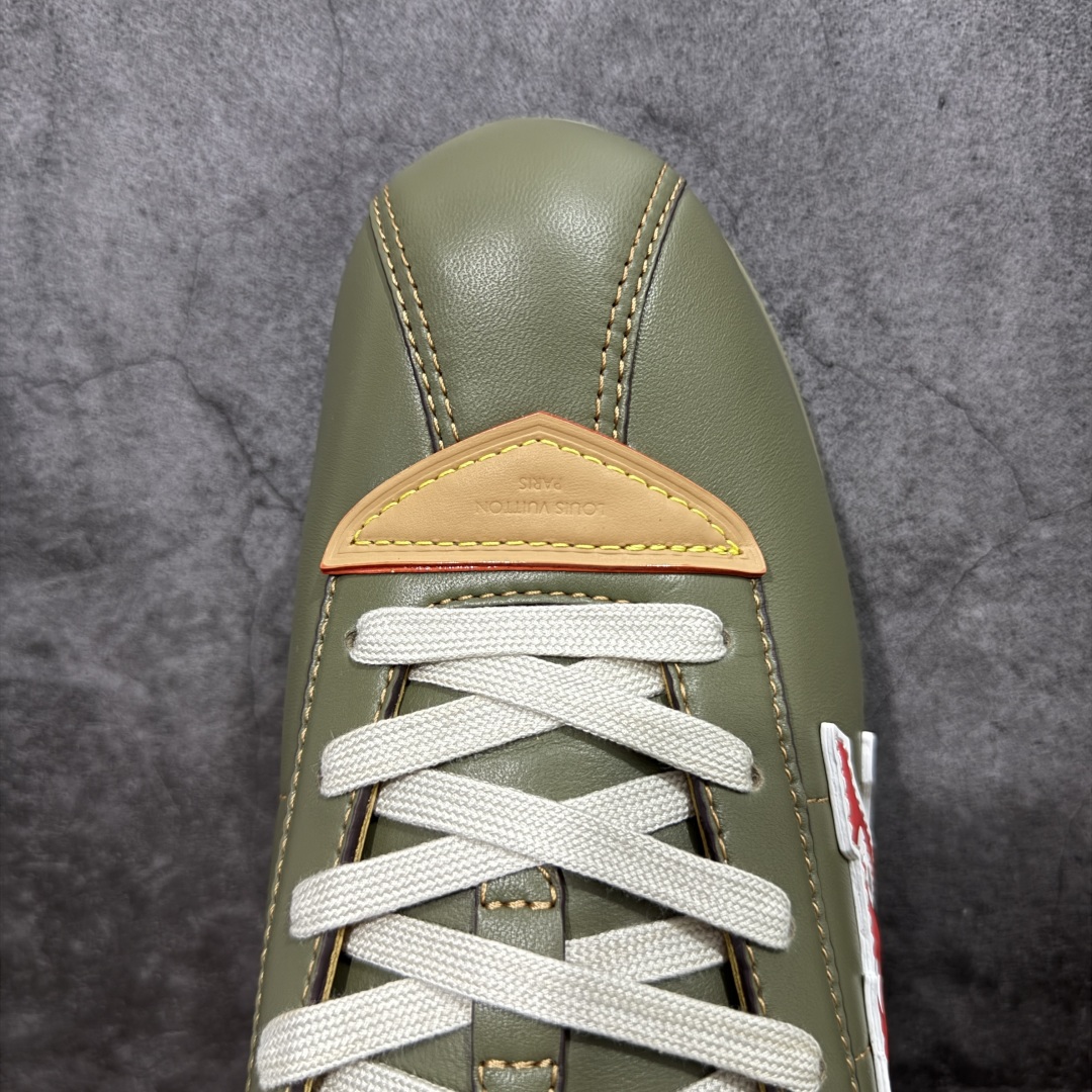 图片[5]-【佛山超A版】LV BUTTERSOFT 棕色阿甘鞋 LV路易威登 Nigo菲董 联名 Buttersoft系列 胖丁 厚底 休闲 运动鞋 阿甘鞋 原版购入开发做货 原版定制头层牛皮 内里进口透气网里 原版开模防滑TPU材质鞋底 碾压市面一切版本 欢迎随意对比 LV Buttersoft 运动鞋出自 Pharrell Williams 之手，以柔软的 Monogram 印花羊皮革与牛皮革重绎 1960 年代的潮流构型，再借加衬鞋面升级舒适体验。LV 字母和皮革饰边点明品牌身份，Pharrell Williams 肖像与龙虾压纹图案共述 2025 秋冬男装秀场风尚 尺码：39-46码-选品中心