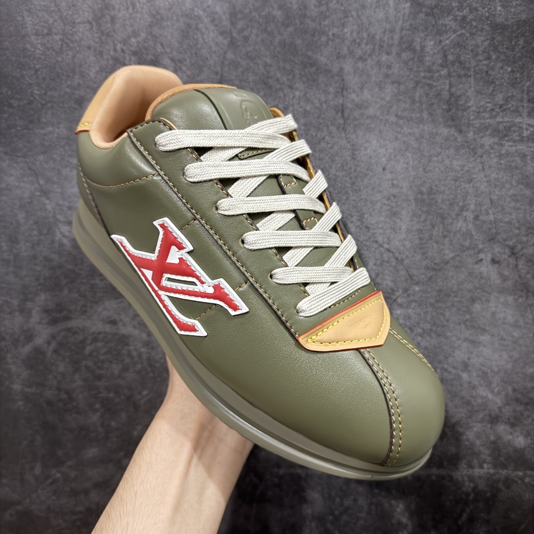 图片[3]-【佛山超A版】LV BUTTERSOFT 棕色阿甘鞋 LV路易威登 Nigo菲董 联名 Buttersoft系列 胖丁 厚底 休闲 运动鞋 阿甘鞋 原版购入开发做货 原版定制头层牛皮 内里进口透气网里 原版开模防滑TPU材质鞋底 碾压市面一切版本 欢迎随意对比 LV Buttersoft 运动鞋出自 Pharrell Williams 之手，以柔软的 Monogram 印花羊皮革与牛皮革重绎 1960 年代的潮流构型，再借加衬鞋面升级舒适体验。LV 字母和皮革饰边点明品牌身份，Pharrell Williams 肖像与龙虾压纹图案共述 2025 秋冬男装秀场风尚 尺码：39-46码-选品中心