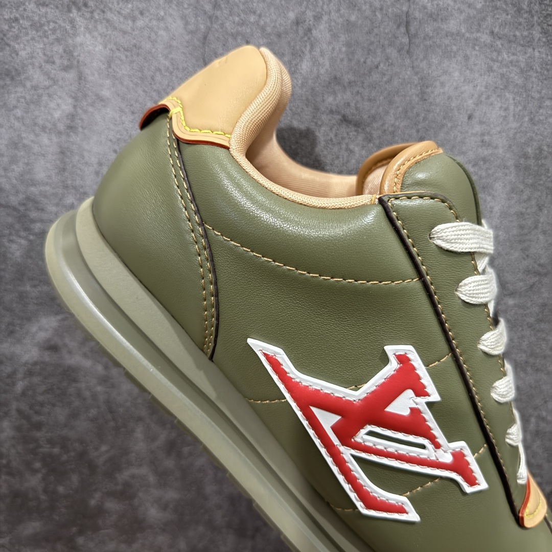 图片[7]-【佛山超A版】LV BUTTERSOFT 棕色阿甘鞋 LV路易威登 Nigo菲董 联名 Buttersoft系列 胖丁 厚底 休闲 运动鞋 阿甘鞋 原版购入开发做货 原版定制头层牛皮 内里进口透气网里 原版开模防滑TPU材质鞋底 碾压市面一切版本 欢迎随意对比 LV Buttersoft 运动鞋出自 Pharrell Williams 之手，以柔软的 Monogram 印花羊皮革与牛皮革重绎 1960 年代的潮流构型，再借加衬鞋面升级舒适体验。LV 字母和皮革饰边点明品牌身份，Pharrell Williams 肖像与龙虾压纹图案共述 2025 秋冬男装秀场风尚 尺码：39-46码-选品中心