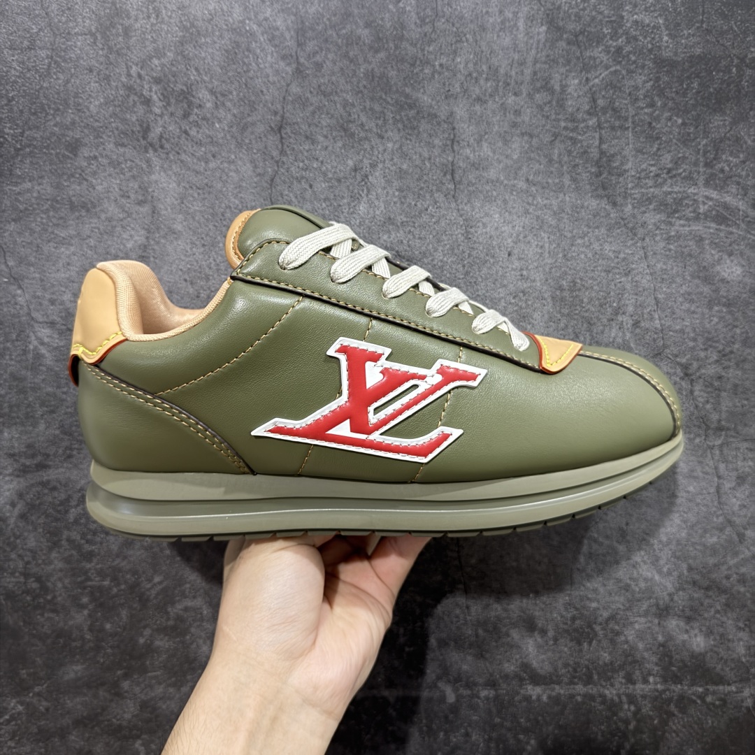 【佛山超A版】LV BUTTERSOFT 棕色阿甘鞋 LV路易威登 Nigo菲董 联名 Buttersoft系列 胖丁 厚底 休闲 运动鞋 阿甘鞋 原版购入开发做货 原版定制头层牛皮 内里进口透气网里 原版开模防滑TPU材质鞋底 碾压市面一切版本 欢迎随意对比 LV Buttersoft 运动鞋出自 Pharrell Williams 之手,以柔软的 Monogram 印花羊皮革与牛皮革重绎 1960 年代的潮流构型,再借加衬鞋面升级舒适体验。LV 字母和皮革饰边点明品牌身份,Pharrell Williams 肖像与龙虾压纹图案共述 2025 秋冬男装秀场风尚 尺码:39-46码-选品中心