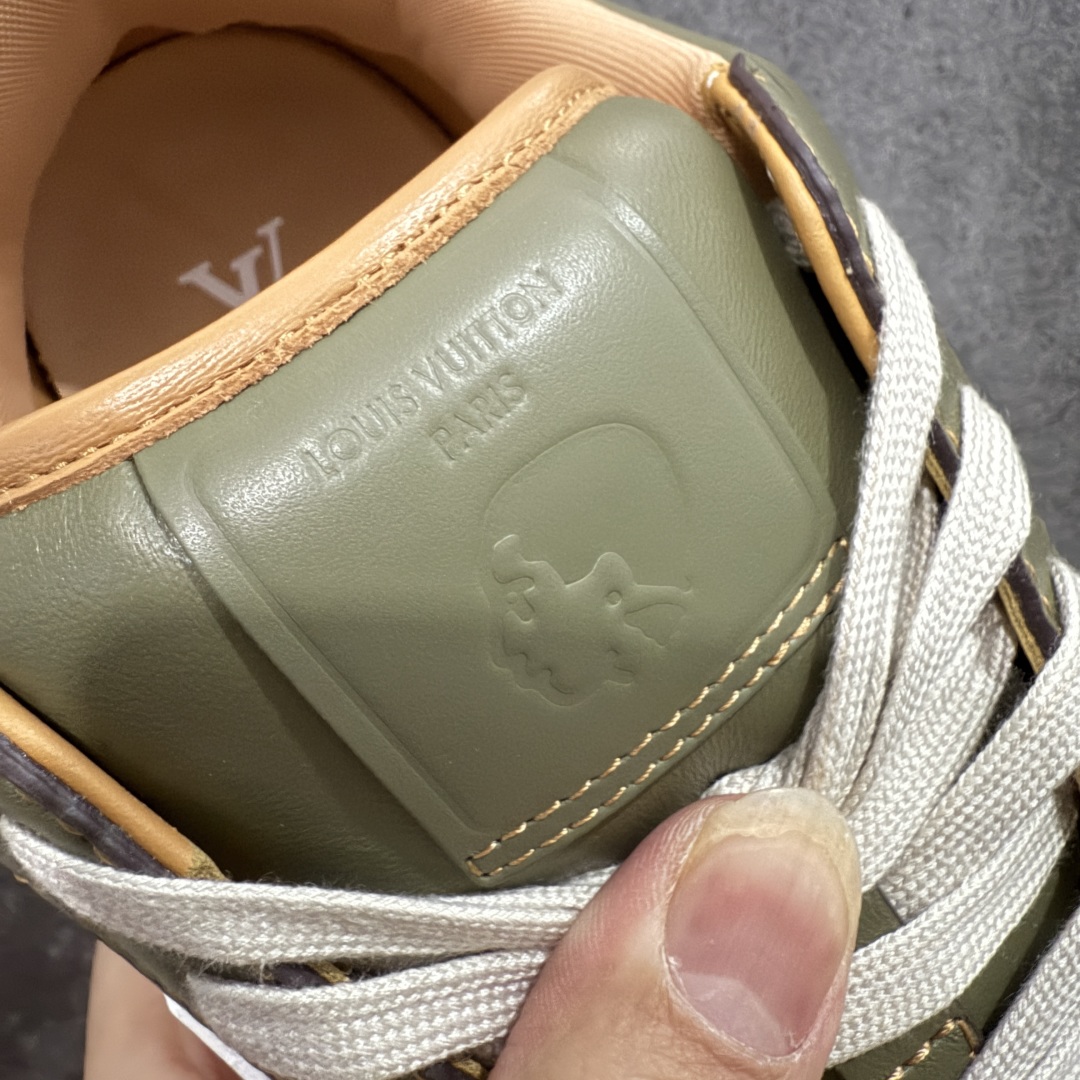 图片[6]-【佛山超A版】LV BUTTERSOFT 棕色阿甘鞋 LV路易威登 Nigo菲董 联名 Buttersoft系列 胖丁 厚底 休闲 运动鞋 阿甘鞋 原版购入开发做货 原版定制头层牛皮 内里进口透气网里 原版开模防滑TPU材质鞋底 碾压市面一切版本 欢迎随意对比 LV Buttersoft 运动鞋出自 Pharrell Williams 之手，以柔软的 Monogram 印花羊皮革与牛皮革重绎 1960 年代的潮流构型，再借加衬鞋面升级舒适体验。LV 字母和皮革饰边点明品牌身份，Pharrell Williams 肖像与龙虾压纹图案共述 2025 秋冬男装秀场风尚 尺码：39-46码-选品中心