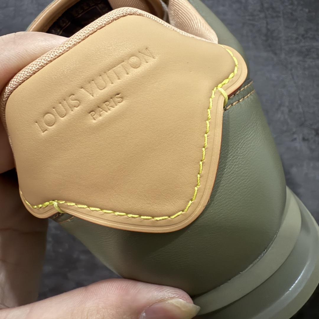 图片[2]-【佛山超A版】LV BUTTERSOFT 棕色阿甘鞋 LV路易威登 Nigo菲董 联名 Buttersoft系列 胖丁 厚底 休闲 运动鞋 阿甘鞋 原版购入开发做货 原版定制头层牛皮 内里进口透气网里 原版开模防滑TPU材质鞋底 碾压市面一切版本 欢迎随意对比 LV Buttersoft 运动鞋出自 Pharrell Williams 之手，以柔软的 Monogram 印花羊皮革与牛皮革重绎 1960 年代的潮流构型，再借加衬鞋面升级舒适体验。LV 字母和皮革饰边点明品牌身份，Pharrell Williams 肖像与龙虾压纹图案共述 2025 秋冬男装秀场风尚 尺码：39-46码-选品中心