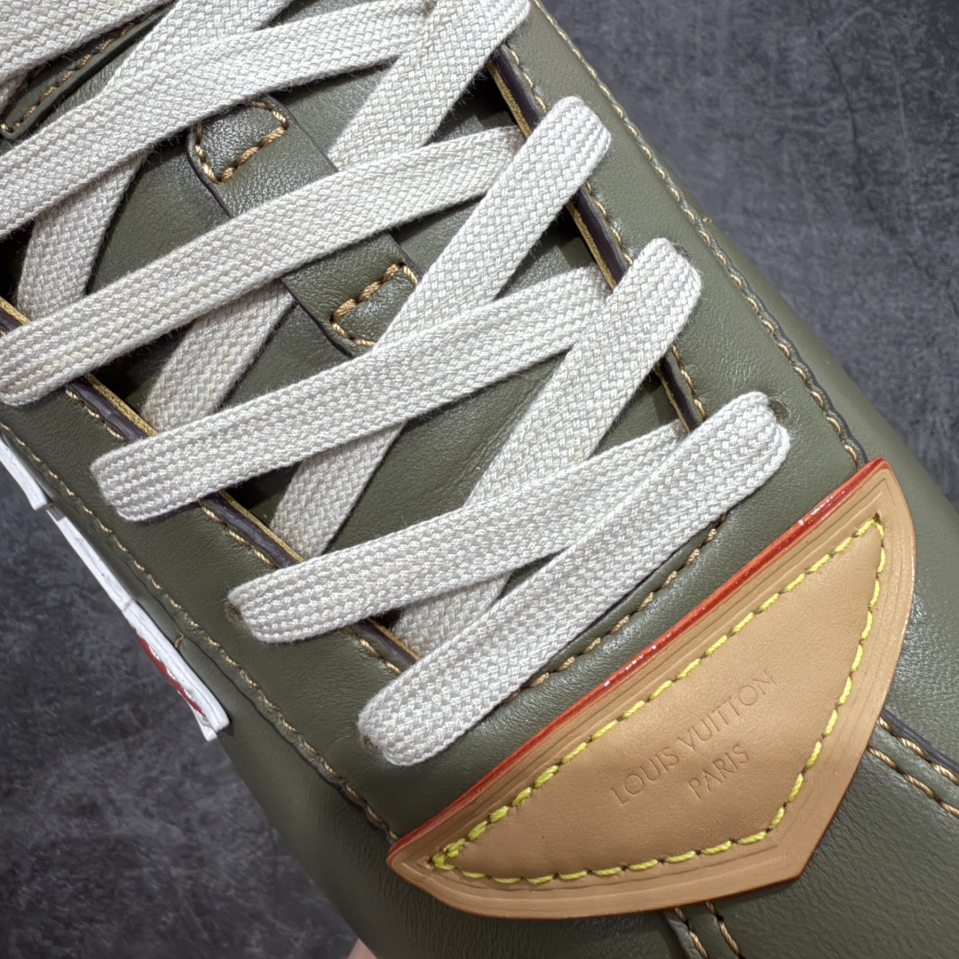 图片[5]-【佛山超A版】LV BUTTERSOFT 棕色阿甘鞋 LV路易威登 Nigo菲董 联名 Buttersoft系列 胖丁 厚底 休闲 运动鞋 阿甘鞋 原版购入开发做货 原版定制头层牛皮 内里进口透气网里 原版开模防滑TPU材质鞋底 碾压市面一切版本 欢迎随意对比 LV Buttersoft 运动鞋出自 Pharrell Williams 之手，以柔软的 Monogram 印花羊皮革与牛皮革重绎 1960 年代的潮流构型，再借加衬鞋面升级舒适体验。LV 字母和皮革饰边点明品牌身份，Pharrell Williams 肖像与龙虾压纹图案共述 2025 秋冬男装秀场风尚 尺码：39-46码-选品中心