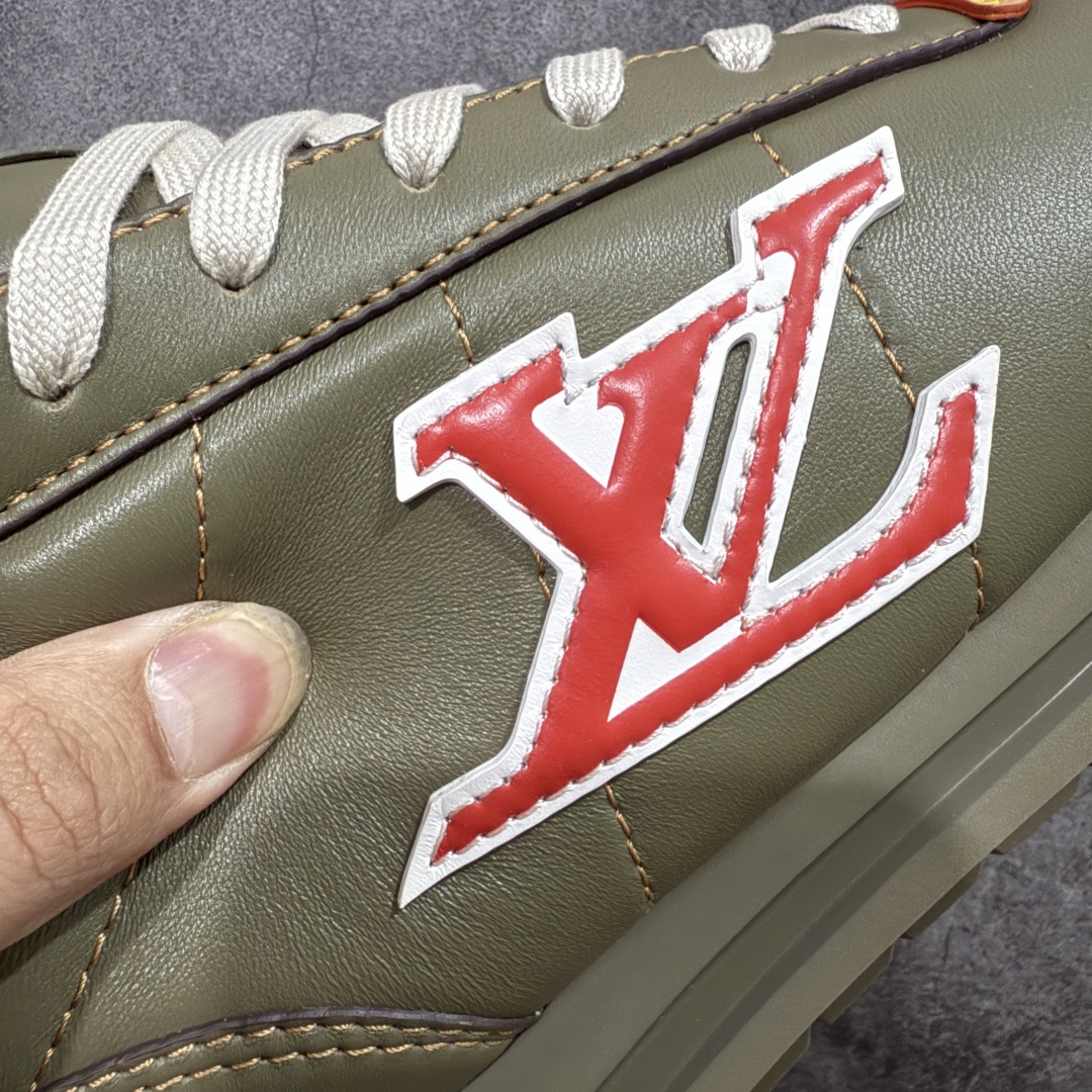 图片[3]-【佛山超A版】LV BUTTERSOFT 棕色阿甘鞋 LV路易威登 Nigo菲董 联名 Buttersoft系列 胖丁 厚底 休闲 运动鞋 阿甘鞋 原版购入开发做货 原版定制头层牛皮 内里进口透气网里 原版开模防滑TPU材质鞋底 碾压市面一切版本 欢迎随意对比 LV Buttersoft 运动鞋出自 Pharrell Williams 之手，以柔软的 Monogram 印花羊皮革与牛皮革重绎 1960 年代的潮流构型，再借加衬鞋面升级舒适体验。LV 字母和皮革饰边点明品牌身份，Pharrell Williams 肖像与龙虾压纹图案共述 2025 秋冬男装秀场风尚 尺码：39-46码-选品中心