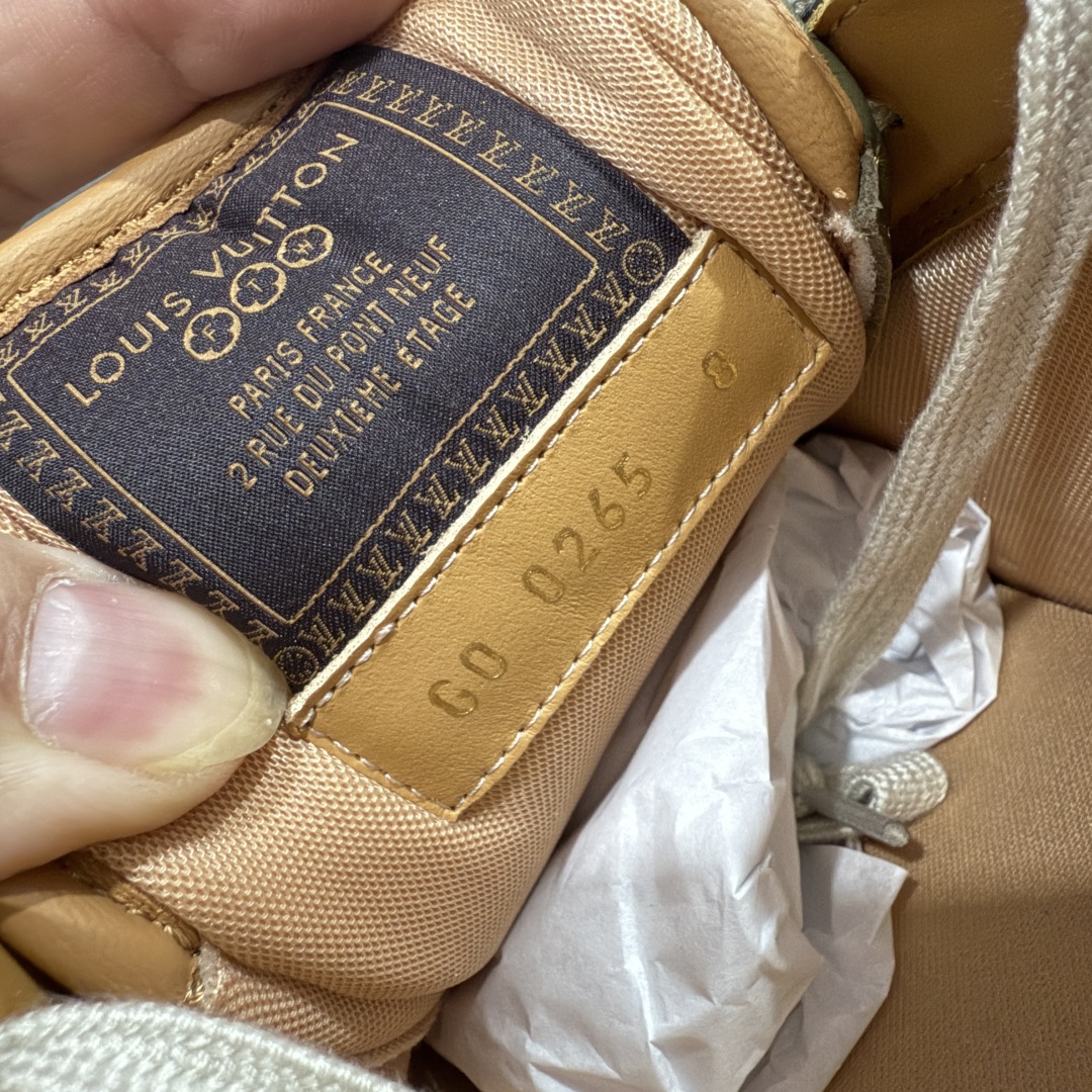 图片[7]-【佛山超A版】LV BUTTERSOFT 棕色阿甘鞋 LV路易威登 Nigo菲董 联名 Buttersoft系列 胖丁 厚底 休闲 运动鞋 阿甘鞋 原版购入开发做货 原版定制头层牛皮 内里进口透气网里 原版开模防滑TPU材质鞋底 碾压市面一切版本 欢迎随意对比 LV Buttersoft 运动鞋出自 Pharrell Williams 之手，以柔软的 Monogram 印花羊皮革与牛皮革重绎 1960 年代的潮流构型，再借加衬鞋面升级舒适体验。LV 字母和皮革饰边点明品牌身份，Pharrell Williams 肖像与龙虾压纹图案共述 2025 秋冬男装秀场风尚 尺码：39-46码-选品中心