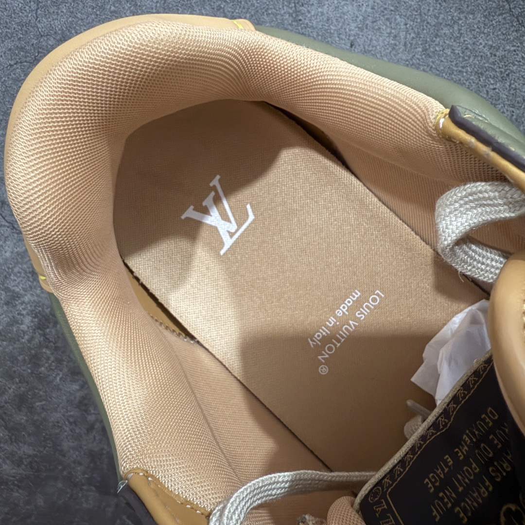 图片[8]-【佛山超A版】LV BUTTERSOFT 棕色阿甘鞋 LV路易威登 Nigo菲董 联名 Buttersoft系列 胖丁 厚底 休闲 运动鞋 阿甘鞋 原版购入开发做货 原版定制头层牛皮 内里进口透气网里 原版开模防滑TPU材质鞋底 碾压市面一切版本 欢迎随意对比 LV Buttersoft 运动鞋出自 Pharrell Williams 之手，以柔软的 Monogram 印花羊皮革与牛皮革重绎 1960 年代的潮流构型，再借加衬鞋面升级舒适体验。LV 字母和皮革饰边点明品牌身份，Pharrell Williams 肖像与龙虾压纹图案共述 2025 秋冬男装秀场风尚 尺码：39-46码-选品中心