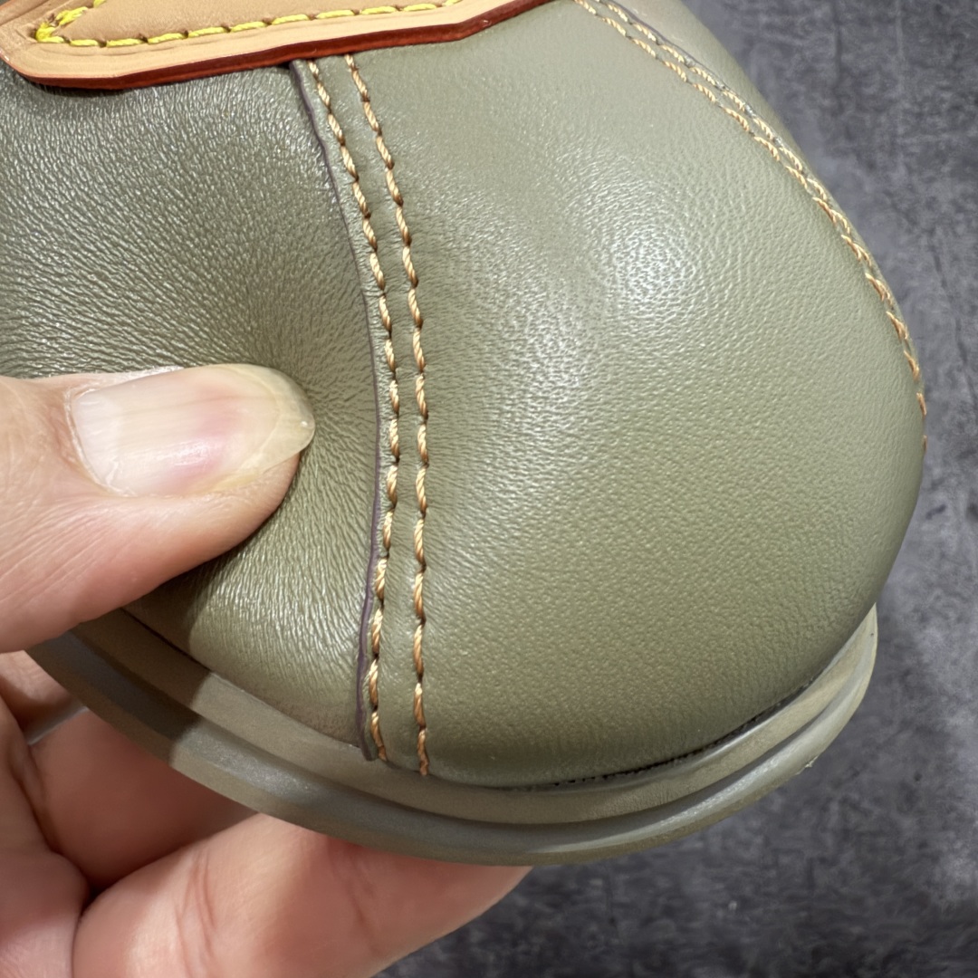 图片[4]-【佛山超A版】LV BUTTERSOFT 棕色阿甘鞋 LV路易威登 Nigo菲董 联名 Buttersoft系列 胖丁 厚底 休闲 运动鞋 阿甘鞋 原版购入开发做货 原版定制头层牛皮 内里进口透气网里 原版开模防滑TPU材质鞋底 碾压市面一切版本 欢迎随意对比 LV Buttersoft 运动鞋出自 Pharrell Williams 之手，以柔软的 Monogram 印花羊皮革与牛皮革重绎 1960 年代的潮流构型，再借加衬鞋面升级舒适体验。LV 字母和皮革饰边点明品牌身份，Pharrell Williams 肖像与龙虾压纹图案共述 2025 秋冬男装秀场风尚 尺码：39-46码-选品中心