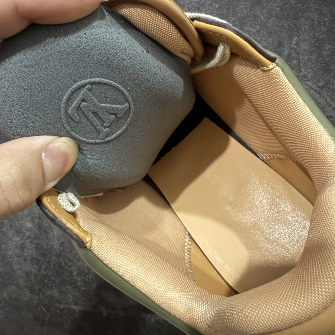 图片[9]-【佛山超A版】LV BUTTERSOFT 棕色阿甘鞋 LV路易威登 Nigo菲董 联名 Buttersoft系列 胖丁 厚底 休闲 运动鞋 阿甘鞋 原版购入开发做货 原版定制头层牛皮 内里进口透气网里 原版开模防滑TPU材质鞋底 碾压市面一切版本 欢迎随意对比 LV Buttersoft 运动鞋出自 Pharrell Williams 之手，以柔软的 Monogram 印花羊皮革与牛皮革重绎 1960 年代的潮流构型，再借加衬鞋面升级舒适体验。LV 字母和皮革饰边点明品牌身份，Pharrell Williams 肖像与龙虾压纹图案共述 2025 秋冬男装秀场风尚 尺码：39-46码-选品中心