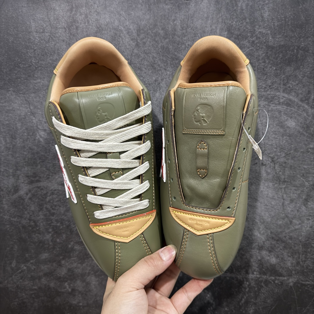 图片[3]-【佛山超A版】LV BUTTERSOFT 棕色阿甘鞋 LV路易威登 Nigo菲董 联名 Buttersoft系列 胖丁 厚底 休闲 运动鞋 阿甘鞋 原版购入开发做货 原版定制头层牛皮 内里进口透气网里 原版开模防滑TPU材质鞋底 碾压市面一切版本 欢迎随意对比 LV Buttersoft 运动鞋出自 Pharrell Williams 之手，以柔软的 Monogram 印花羊皮革与牛皮革重绎 1960 年代的潮流构型，再借加衬鞋面升级舒适体验。LV 字母和皮革饰边点明品牌身份，Pharrell Williams 肖像与龙虾压纹图案共述 2025 秋冬男装秀场风尚 尺码：39-46码-选品中心