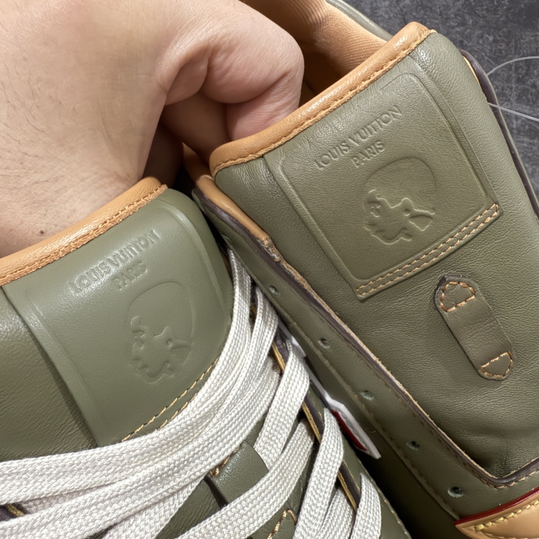 图片[5]-【佛山超A版】LV BUTTERSOFT 棕色阿甘鞋 LV路易威登 Nigo菲董 联名 Buttersoft系列 胖丁 厚底 休闲 运动鞋 阿甘鞋 原版购入开发做货 原版定制头层牛皮 内里进口透气网里 原版开模防滑TPU材质鞋底 碾压市面一切版本 欢迎随意对比 LV Buttersoft 运动鞋出自 Pharrell Williams 之手，以柔软的 Monogram 印花羊皮革与牛皮革重绎 1960 年代的潮流构型，再借加衬鞋面升级舒适体验。LV 字母和皮革饰边点明品牌身份，Pharrell Williams 肖像与龙虾压纹图案共述 2025 秋冬男装秀场风尚 尺码：39-46码-选品中心