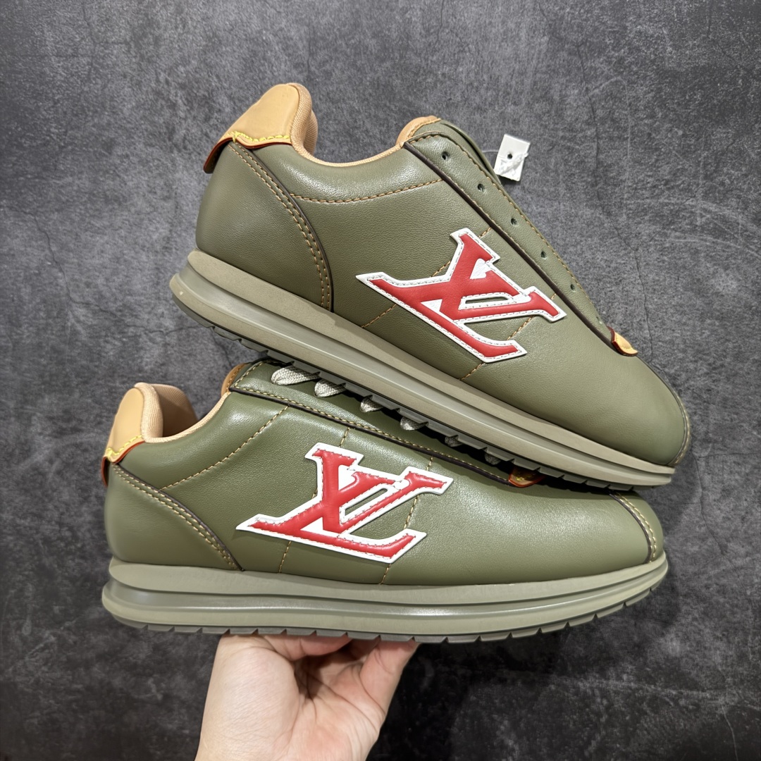 图片[2]-【佛山超A版】LV BUTTERSOFT 棕色阿甘鞋 LV路易威登 Nigo菲董 联名 Buttersoft系列 胖丁 厚底 休闲 运动鞋 阿甘鞋 原版购入开发做货 原版定制头层牛皮 内里进口透气网里 原版开模防滑TPU材质鞋底 碾压市面一切版本 欢迎随意对比 LV Buttersoft 运动鞋出自 Pharrell Williams 之手，以柔软的 Monogram 印花羊皮革与牛皮革重绎 1960 年代的潮流构型，再借加衬鞋面升级舒适体验。LV 字母和皮革饰边点明品牌身份，Pharrell Williams 肖像与龙虾压纹图案共述 2025 秋冬男装秀场风尚 尺码：39-46码-选品中心
