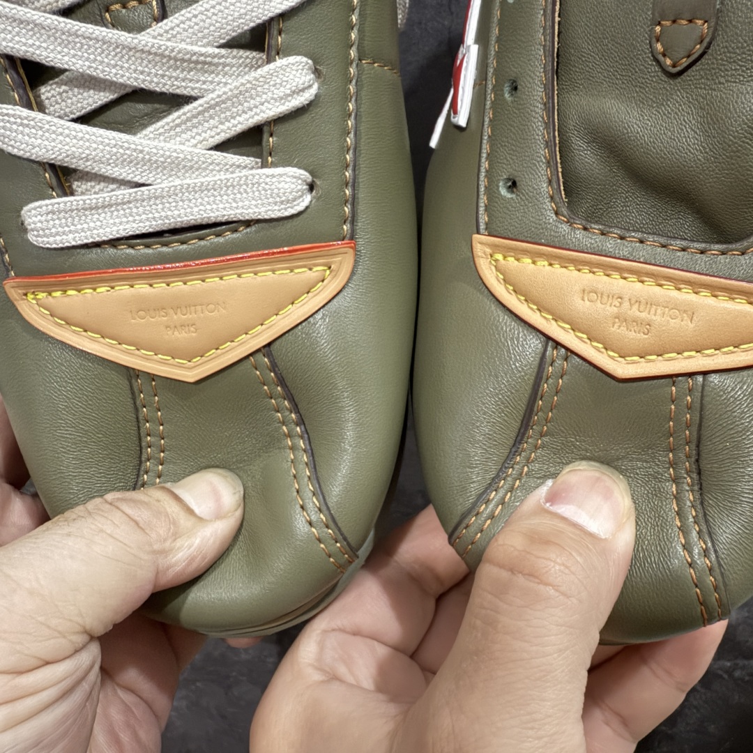 图片[9]-【佛山超A版】LV BUTTERSOFT 棕色阿甘鞋 LV路易威登 Nigo菲董 联名 Buttersoft系列 胖丁 厚底 休闲 运动鞋 阿甘鞋 原版购入开发做货 原版定制头层牛皮 内里进口透气网里 原版开模防滑TPU材质鞋底 碾压市面一切版本 欢迎随意对比 LV Buttersoft 运动鞋出自 Pharrell Williams 之手，以柔软的 Monogram 印花羊皮革与牛皮革重绎 1960 年代的潮流构型，再借加衬鞋面升级舒适体验。LV 字母和皮革饰边点明品牌身份，Pharrell Williams 肖像与龙虾压纹图案共述 2025 秋冬男装秀场风尚 尺码：39-46码-选品中心