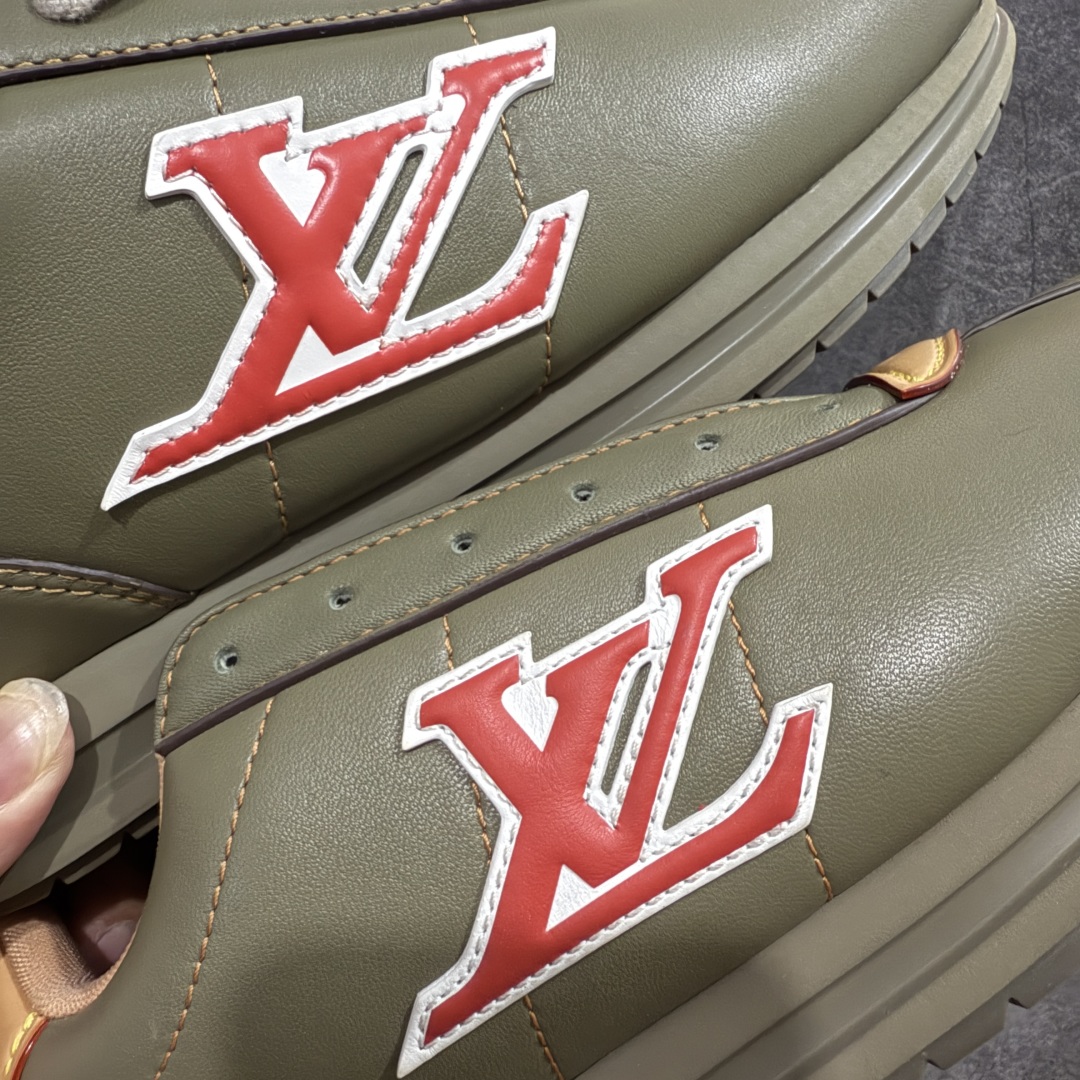 图片[8]-【佛山超A版】LV BUTTERSOFT 棕色阿甘鞋 LV路易威登 Nigo菲董 联名 Buttersoft系列 胖丁 厚底 休闲 运动鞋 阿甘鞋 原版购入开发做货 原版定制头层牛皮 内里进口透气网里 原版开模防滑TPU材质鞋底 碾压市面一切版本 欢迎随意对比 LV Buttersoft 运动鞋出自 Pharrell Williams 之手，以柔软的 Monogram 印花羊皮革与牛皮革重绎 1960 年代的潮流构型，再借加衬鞋面升级舒适体验。LV 字母和皮革饰边点明品牌身份，Pharrell Williams 肖像与龙虾压纹图案共述 2025 秋冬男装秀场风尚 尺码：39-46码-选品中心