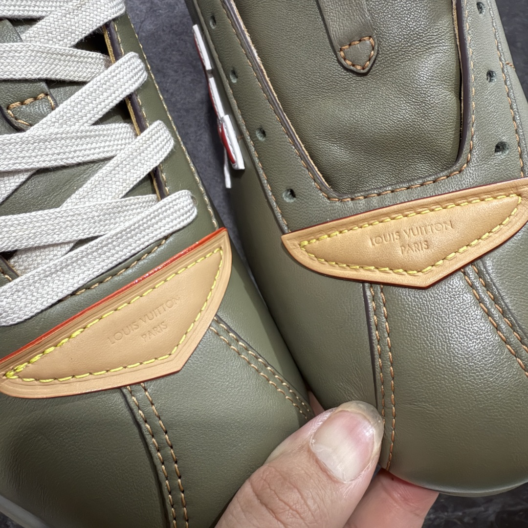 图片[4]-【佛山超A版】LV BUTTERSOFT 棕色阿甘鞋 LV路易威登 Nigo菲董 联名 Buttersoft系列 胖丁 厚底 休闲 运动鞋 阿甘鞋 原版购入开发做货 原版定制头层牛皮 内里进口透气网里 原版开模防滑TPU材质鞋底 碾压市面一切版本 欢迎随意对比 LV Buttersoft 运动鞋出自 Pharrell Williams 之手，以柔软的 Monogram 印花羊皮革与牛皮革重绎 1960 年代的潮流构型，再借加衬鞋面升级舒适体验。LV 字母和皮革饰边点明品牌身份，Pharrell Williams 肖像与龙虾压纹图案共述 2025 秋冬男装秀场风尚 尺码：39-46码-选品中心