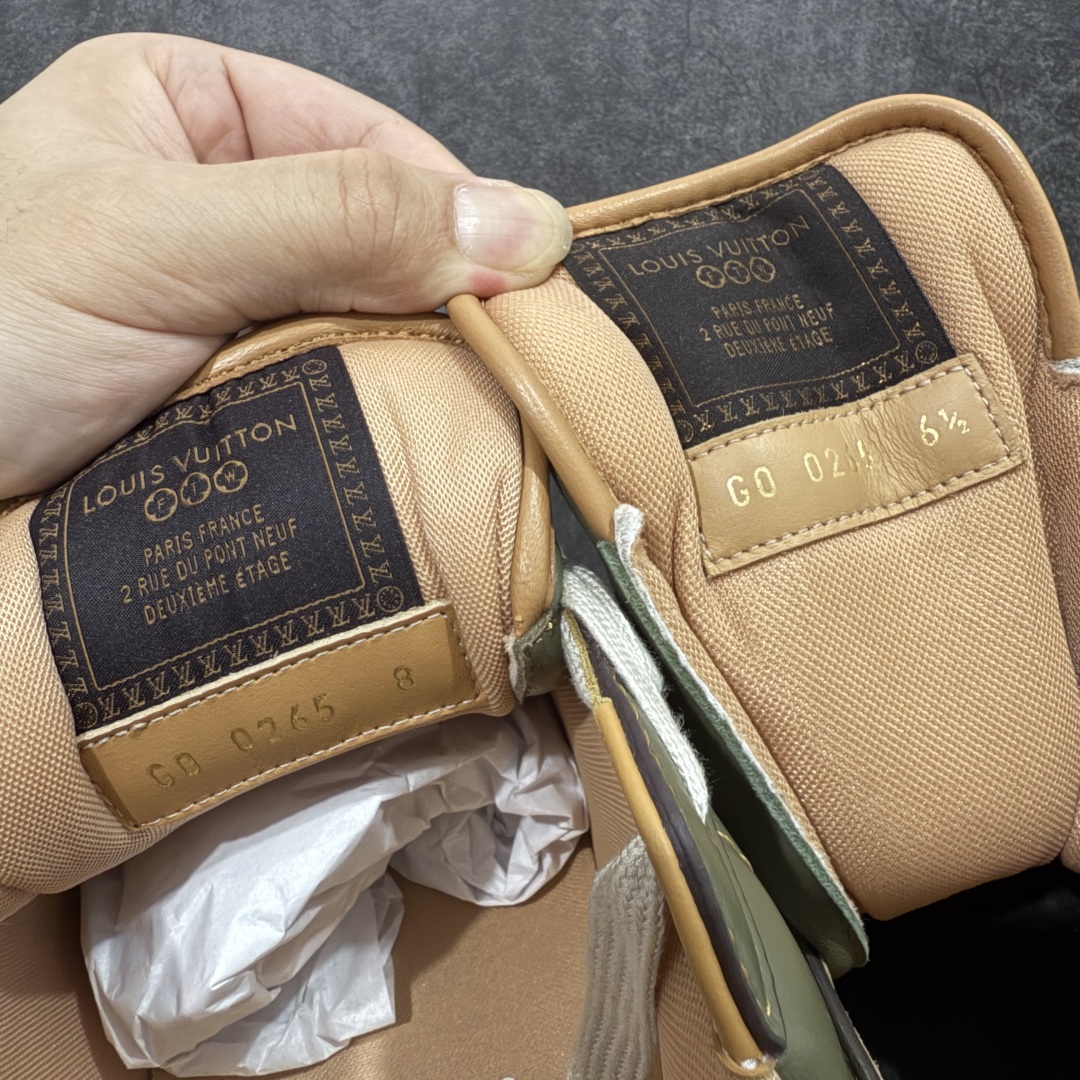 图片[6]-【佛山超A版】LV BUTTERSOFT 棕色阿甘鞋 LV路易威登 Nigo菲董 联名 Buttersoft系列 胖丁 厚底 休闲 运动鞋 阿甘鞋 原版购入开发做货 原版定制头层牛皮 内里进口透气网里 原版开模防滑TPU材质鞋底 碾压市面一切版本 欢迎随意对比 LV Buttersoft 运动鞋出自 Pharrell Williams 之手，以柔软的 Monogram 印花羊皮革与牛皮革重绎 1960 年代的潮流构型，再借加衬鞋面升级舒适体验。LV 字母和皮革饰边点明品牌身份，Pharrell Williams 肖像与龙虾压纹图案共述 2025 秋冬男装秀场风尚 尺码：39-46码-选品中心