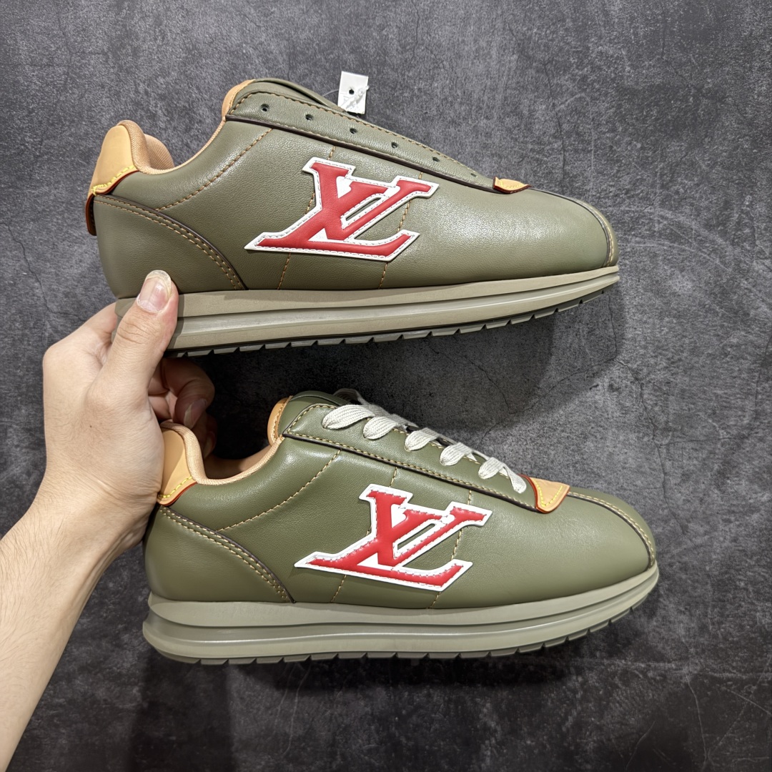 【佛山超A版】LV BUTTERSOFT 棕色阿甘鞋 LV路易威登 Nigo菲董 联名 Buttersoft系列 胖丁 厚底 休闲 运动鞋 阿甘鞋 原版购入开发做货 原版定制头层牛皮 内里进口透气网里 原版开模防滑TPU材质鞋底 碾压市面一切版本 欢迎随意对比 LV Buttersoft 运动鞋出自 Pharrell Williams 之手,以柔软的 Monogram 印花羊皮革与牛皮革重绎 1960 年代的潮流构型,再借加衬鞋面升级舒适体验。LV 字母和皮革饰边点明品牌身份,Pharrell Williams 肖像与龙虾压纹图案共述 2025 秋冬男装秀场风尚 尺码:39-46码-选品中心