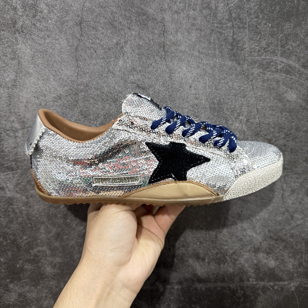 【广东纯原版】Golden Goose True Star GGDB 25s最新款 易烊千玺 萱美 王一博 朱亚文同款鞋 小红书爆款鞋 采用进口牛皮羊皮内里 舒适感爆满 ✅ Golden Goose True Star「为叛逆而生」的鞋履,其价值不仅在于材质与工艺,更在于对主流审美规则的颠覆。它适合那些追求「非标准化时尚」、愿意为独特性支付溢价的消费者,尤其在潮流易逝的当下,其手工做旧设计反而赋予产品「反潮流」的永恒感。然而,对于务实型消费者而言,高昂的价格、小众的风格以及相对复杂的护理需求(如避免接触尖锐物体)可能使其性价比大打折扣。若将其视为「可穿戴的艺术品」,True Star 无疑是成功的;若以传统鞋履标准衡量,它则更像是一场关于时尚哲学的实验。#记录吧就现在 #goldengoose #易烊千玺 #ggdb #宝藏男孩易烊千玺 #鞋控の日常 #潮流薯 #复古穿搭 尺码:35 36 37 38 39 40-选品中心