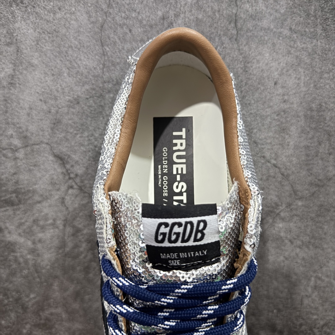 图片[8]-【广东纯原版】Golden Goose True Star GGDB 25s最新款 易烊千玺 萱美 王一博 朱亚文同款鞋 小红书爆款鞋 采用进口牛皮羊皮内里 舒适感爆满 ✅ Golden Goose True Star「为叛逆而生」的鞋履，其价值不仅在于材质与工艺，更在于对主流审美规则的颠覆。它适合那些追求「非标准化时尚」、愿意为独特性支付溢价的消费者，尤其在潮流易逝的当下，其手工做旧设计反而赋予产品「反潮流」的永恒感。然而，对于务实型消费者而言，高昂的价格、小众的风格以及相对复杂的护理需求（如避免接触尖锐物体）可能使其性价比大打折扣。若将其视为「可穿戴的艺术品」，True Star 无疑是成功的；若以传统鞋履标准衡量，它则更像是一场关于时尚哲学的实验。#记录吧就现在 #goldengoose #易烊千玺 #ggdb #宝藏男孩易烊千玺 #鞋控の日常 #潮流薯 #复古穿搭 尺码：35 36 37 38 39 40-选品中心