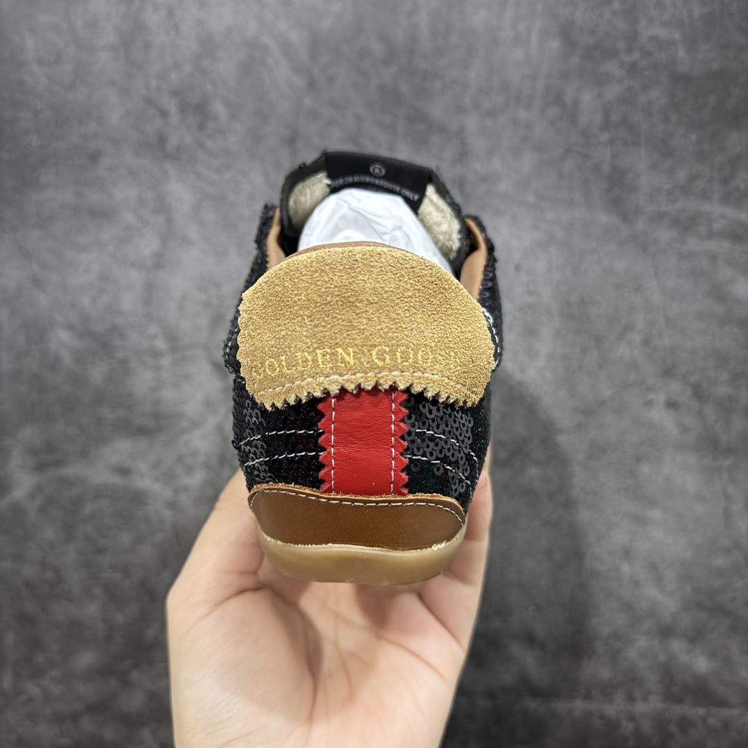 图片[4]-【广东纯原版】Golden Goose True Star GGDB 25s最新款 易烊千玺 萱美 王一博 朱亚文同款鞋 小红书爆款鞋 采用进口牛皮羊皮内里 舒适感爆满 ✅ Golden Goose True Star「为叛逆而生」的鞋履，其价值不仅在于材质与工艺，更在于对主流审美规则的颠覆。它适合那些追求「非标准化时尚」、愿意为独特性支付溢价的消费者，尤其在潮流易逝的当下，其手工做旧设计反而赋予产品「反潮流」的永恒感。然而，对于务实型消费者而言，高昂的价格、小众的风格以及相对复杂的护理需求（如避免接触尖锐物体）可能使其性价比大打折扣。若将其视为「可穿戴的艺术品」，True Star 无疑是成功的；若以传统鞋履标准衡量，它则更像是一场关于时尚哲学的实验。#记录吧就现在 #goldengoose #易烊千玺 #ggdb #宝藏男孩易烊千玺 #鞋控の日常 #潮流薯 #复古穿搭 尺码：35 36 37 38 39 40-选品中心