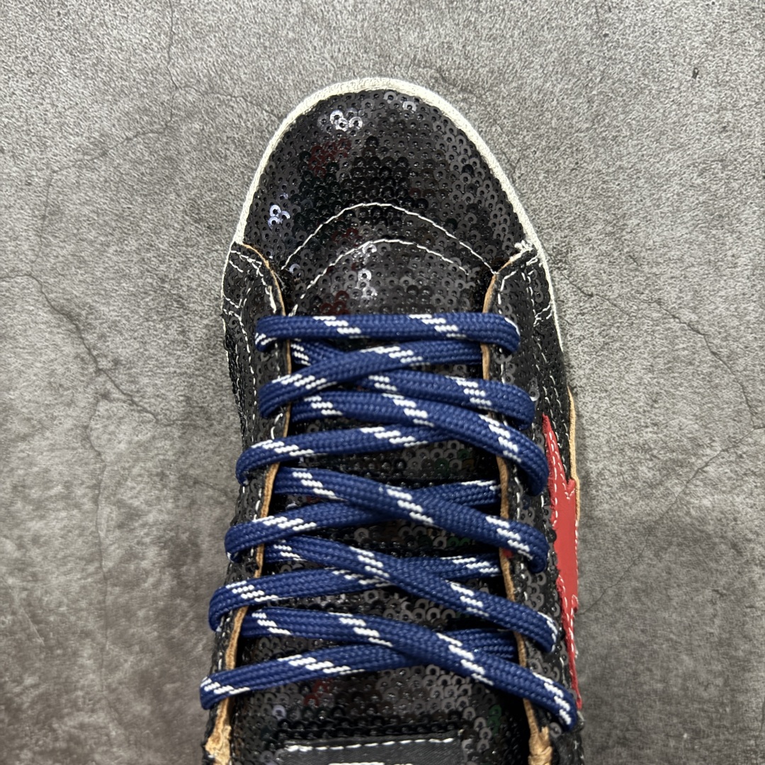 图片[5]-【广东纯原版】Golden Goose True Star GGDB 25s最新款 易烊千玺 萱美 王一博 朱亚文同款鞋 小红书爆款鞋 采用进口牛皮羊皮内里 舒适感爆满 ✅ Golden Goose True Star「为叛逆而生」的鞋履，其价值不仅在于材质与工艺，更在于对主流审美规则的颠覆。它适合那些追求「非标准化时尚」、愿意为独特性支付溢价的消费者，尤其在潮流易逝的当下，其手工做旧设计反而赋予产品「反潮流」的永恒感。然而，对于务实型消费者而言，高昂的价格、小众的风格以及相对复杂的护理需求（如避免接触尖锐物体）可能使其性价比大打折扣。若将其视为「可穿戴的艺术品」，True Star 无疑是成功的；若以传统鞋履标准衡量，它则更像是一场关于时尚哲学的实验。#记录吧就现在 #goldengoose #易烊千玺 #ggdb #宝藏男孩易烊千玺 #鞋控の日常 #潮流薯 #复古穿搭 尺码：35 36 37 38 39 40-选品中心