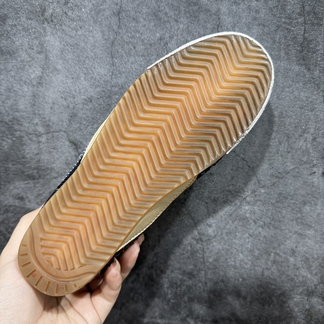 图片[9]-【广东纯原版】Golden Goose True Star GGDB 25s最新款 易烊千玺 萱美 王一博 朱亚文同款鞋 小红书爆款鞋 采用进口牛皮羊皮内里 舒适感爆满 ✅ Golden Goose True Star「为叛逆而生」的鞋履，其价值不仅在于材质与工艺，更在于对主流审美规则的颠覆。它适合那些追求「非标准化时尚」、愿意为独特性支付溢价的消费者，尤其在潮流易逝的当下，其手工做旧设计反而赋予产品「反潮流」的永恒感。然而，对于务实型消费者而言，高昂的价格、小众的风格以及相对复杂的护理需求（如避免接触尖锐物体）可能使其性价比大打折扣。若将其视为「可穿戴的艺术品」，True Star 无疑是成功的；若以传统鞋履标准衡量，它则更像是一场关于时尚哲学的实验。#记录吧就现在 #goldengoose #易烊千玺 #ggdb #宝藏男孩易烊千玺 #鞋控の日常 #潮流薯 #复古穿搭 尺码：35 36 37 38 39 40-选品中心