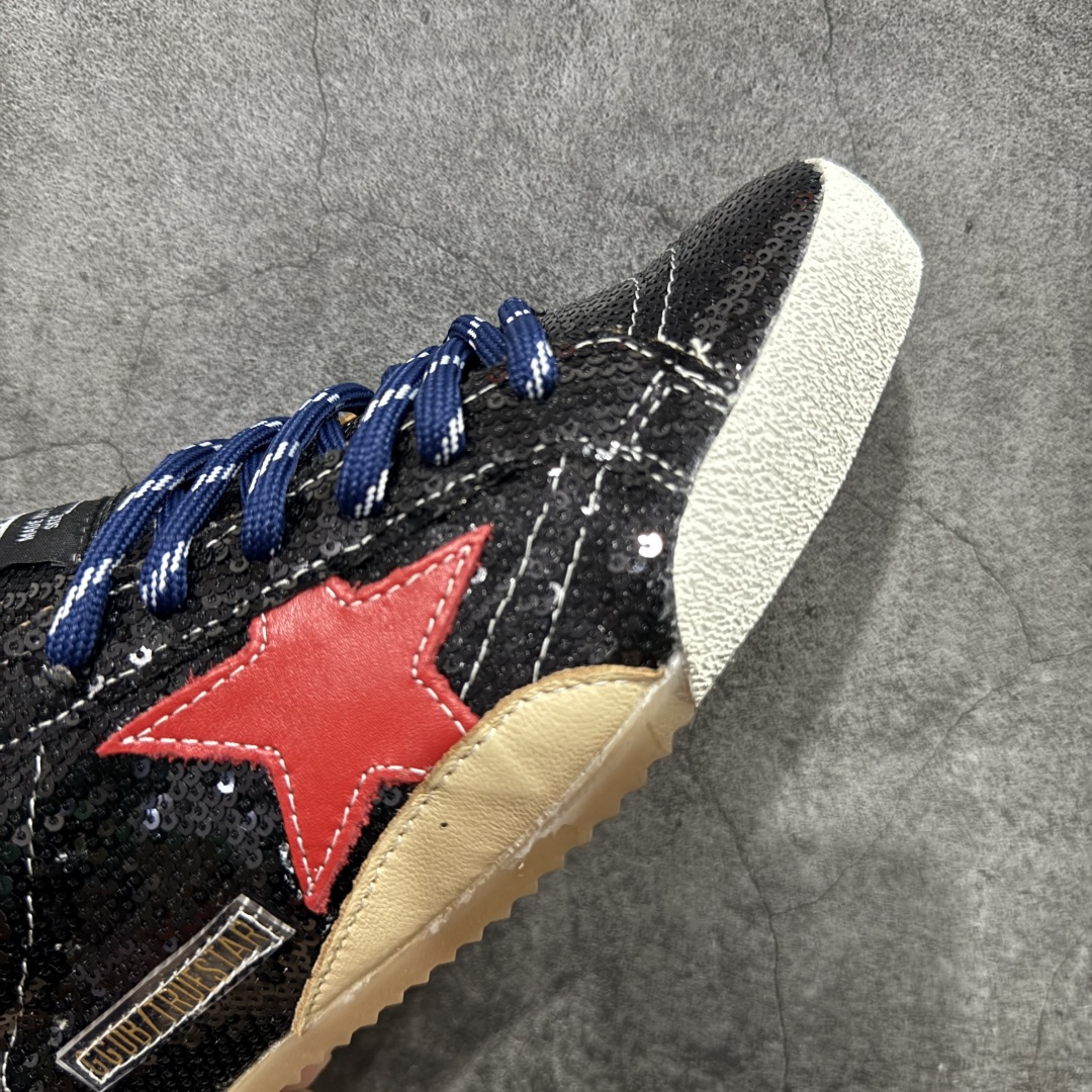 图片[6]-【广东纯原版】Golden Goose True Star GGDB 25s最新款 易烊千玺 萱美 王一博 朱亚文同款鞋 小红书爆款鞋 采用进口牛皮羊皮内里 舒适感爆满 ✅ Golden Goose True Star「为叛逆而生」的鞋履，其价值不仅在于材质与工艺，更在于对主流审美规则的颠覆。它适合那些追求「非标准化时尚」、愿意为独特性支付溢价的消费者，尤其在潮流易逝的当下，其手工做旧设计反而赋予产品「反潮流」的永恒感。然而，对于务实型消费者而言，高昂的价格、小众的风格以及相对复杂的护理需求（如避免接触尖锐物体）可能使其性价比大打折扣。若将其视为「可穿戴的艺术品」，True Star 无疑是成功的；若以传统鞋履标准衡量，它则更像是一场关于时尚哲学的实验。#记录吧就现在 #goldengoose #易烊千玺 #ggdb #宝藏男孩易烊千玺 #鞋控の日常 #潮流薯 #复古穿搭 尺码：35 36 37 38 39 40-选品中心