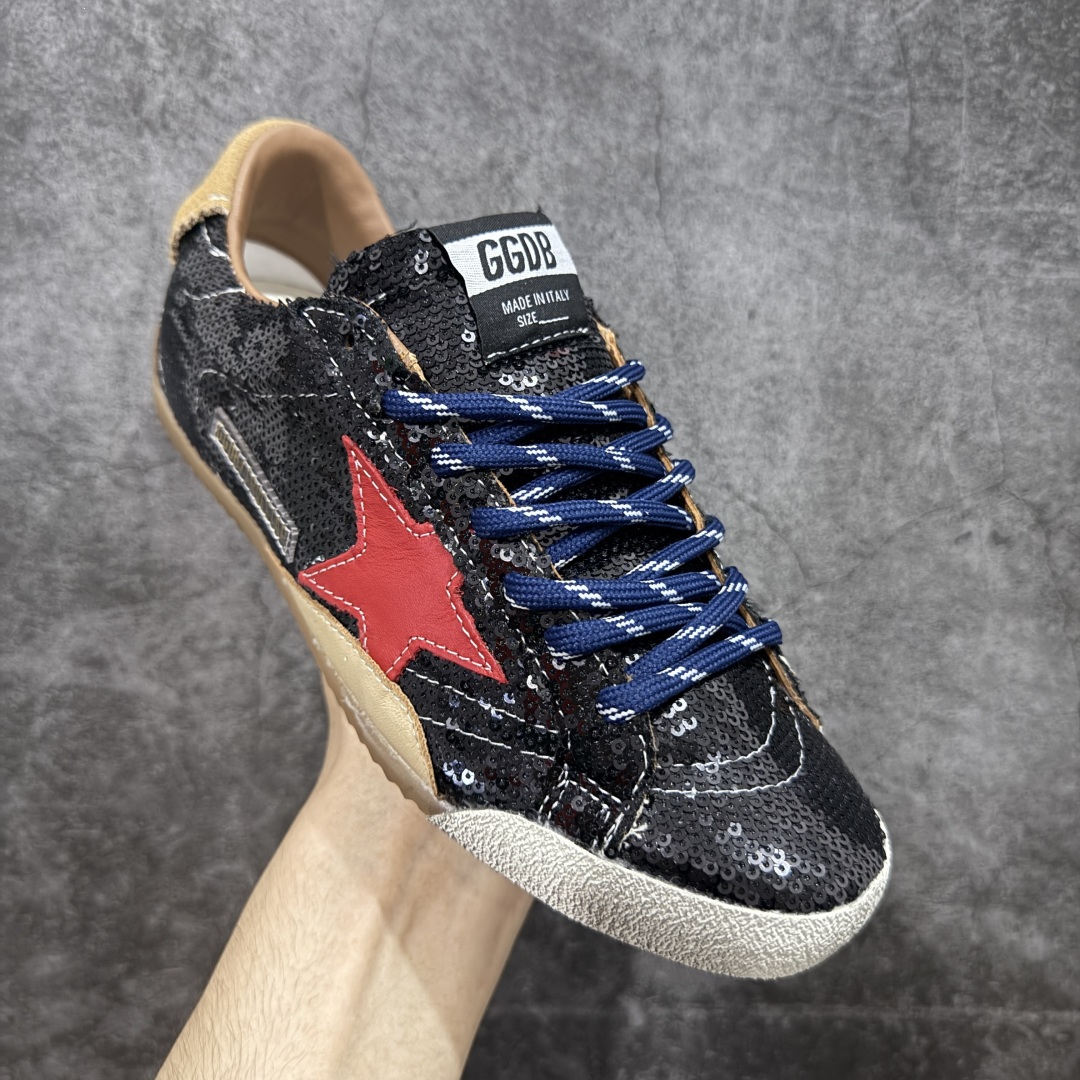 图片[3]-【广东纯原版】Golden Goose True Star GGDB 25s最新款 易烊千玺 萱美 王一博 朱亚文同款鞋 小红书爆款鞋 采用进口牛皮羊皮内里 舒适感爆满 ✅ Golden Goose True Star「为叛逆而生」的鞋履，其价值不仅在于材质与工艺，更在于对主流审美规则的颠覆。它适合那些追求「非标准化时尚」、愿意为独特性支付溢价的消费者，尤其在潮流易逝的当下，其手工做旧设计反而赋予产品「反潮流」的永恒感。然而，对于务实型消费者而言，高昂的价格、小众的风格以及相对复杂的护理需求（如避免接触尖锐物体）可能使其性价比大打折扣。若将其视为「可穿戴的艺术品」，True Star 无疑是成功的；若以传统鞋履标准衡量，它则更像是一场关于时尚哲学的实验。#记录吧就现在 #goldengoose #易烊千玺 #ggdb #宝藏男孩易烊千玺 #鞋控の日常 #潮流薯 #复古穿搭 尺码：35 36 37 38 39 40-选品中心