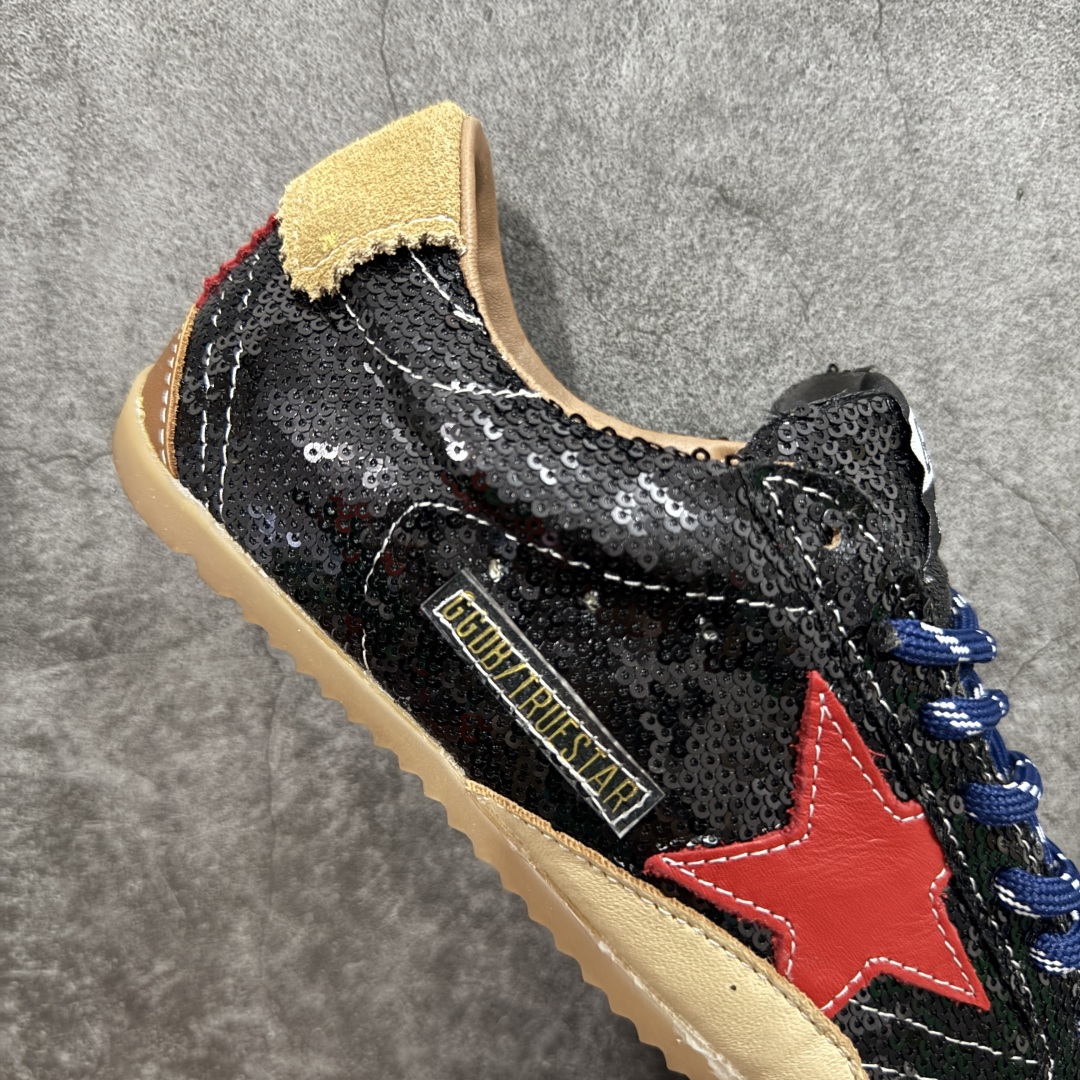 图片[7]-【广东纯原版】Golden Goose True Star GGDB 25s最新款 易烊千玺 萱美 王一博 朱亚文同款鞋 小红书爆款鞋 采用进口牛皮羊皮内里 舒适感爆满 ✅ Golden Goose True Star「为叛逆而生」的鞋履，其价值不仅在于材质与工艺，更在于对主流审美规则的颠覆。它适合那些追求「非标准化时尚」、愿意为独特性支付溢价的消费者，尤其在潮流易逝的当下，其手工做旧设计反而赋予产品「反潮流」的永恒感。然而，对于务实型消费者而言，高昂的价格、小众的风格以及相对复杂的护理需求（如避免接触尖锐物体）可能使其性价比大打折扣。若将其视为「可穿戴的艺术品」，True Star 无疑是成功的；若以传统鞋履标准衡量，它则更像是一场关于时尚哲学的实验。#记录吧就现在 #goldengoose #易烊千玺 #ggdb #宝藏男孩易烊千玺 #鞋控の日常 #潮流薯 #复古穿搭 尺码：35 36 37 38 39 40-选品中心