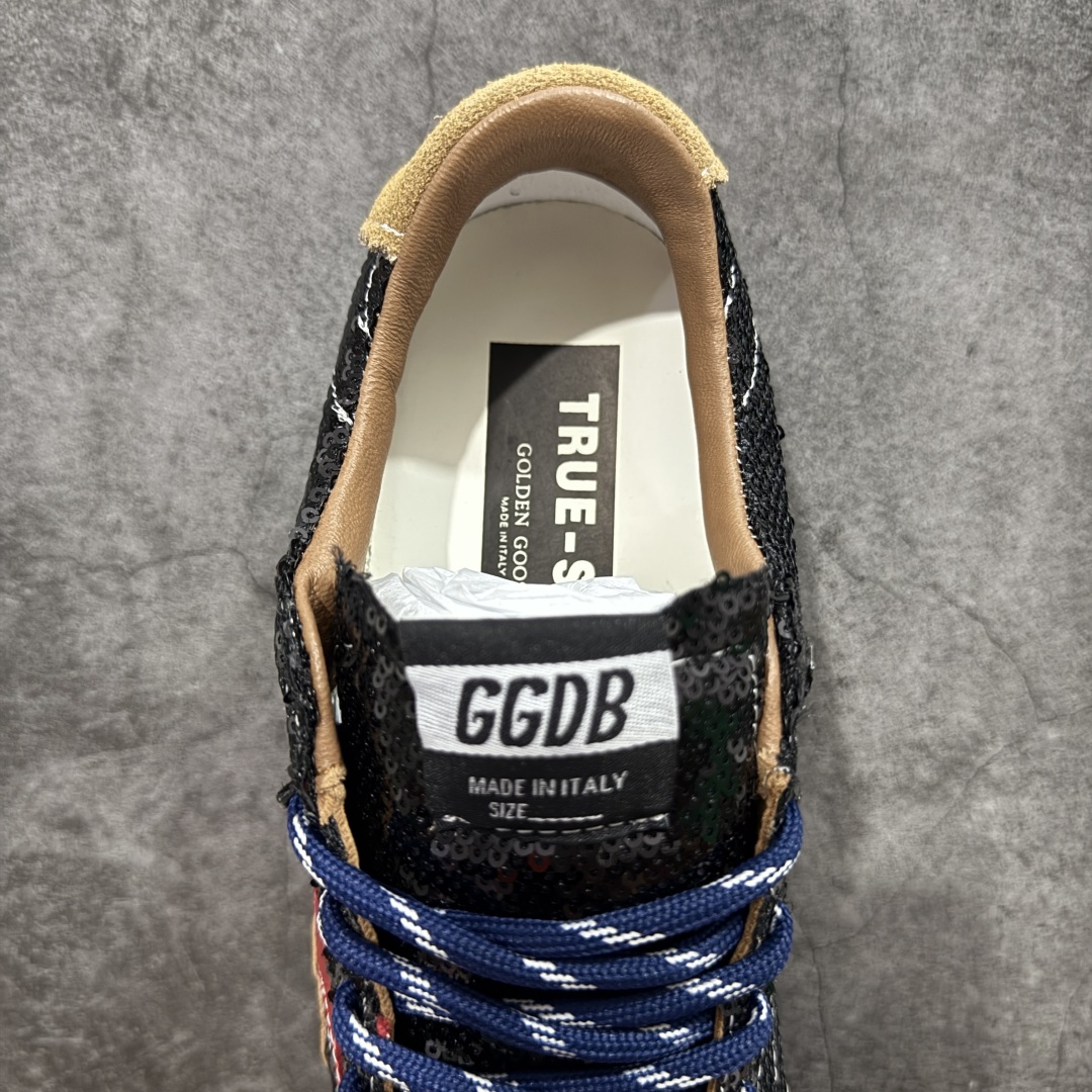 图片[8]-【广东纯原版】Golden Goose True Star GGDB 25s最新款 易烊千玺 萱美 王一博 朱亚文同款鞋 小红书爆款鞋 采用进口牛皮羊皮内里 舒适感爆满 ✅ Golden Goose True Star「为叛逆而生」的鞋履，其价值不仅在于材质与工艺，更在于对主流审美规则的颠覆。它适合那些追求「非标准化时尚」、愿意为独特性支付溢价的消费者，尤其在潮流易逝的当下，其手工做旧设计反而赋予产品「反潮流」的永恒感。然而，对于务实型消费者而言，高昂的价格、小众的风格以及相对复杂的护理需求（如避免接触尖锐物体）可能使其性价比大打折扣。若将其视为「可穿戴的艺术品」，True Star 无疑是成功的；若以传统鞋履标准衡量，它则更像是一场关于时尚哲学的实验。#记录吧就现在 #goldengoose #易烊千玺 #ggdb #宝藏男孩易烊千玺 #鞋控の日常 #潮流薯 #复古穿搭 尺码：35 36 37 38 39 40-选品中心