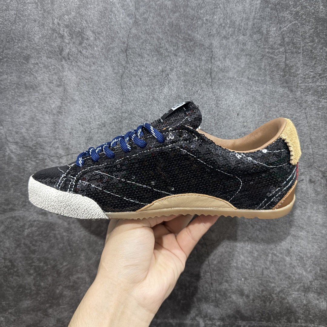 图片[2]-【广东纯原版】Golden Goose True Star GGDB 25s最新款 易烊千玺 萱美 王一博 朱亚文同款鞋 小红书爆款鞋 采用进口牛皮羊皮内里 舒适感爆满 ✅ Golden Goose True Star「为叛逆而生」的鞋履，其价值不仅在于材质与工艺，更在于对主流审美规则的颠覆。它适合那些追求「非标准化时尚」、愿意为独特性支付溢价的消费者，尤其在潮流易逝的当下，其手工做旧设计反而赋予产品「反潮流」的永恒感。然而，对于务实型消费者而言，高昂的价格、小众的风格以及相对复杂的护理需求（如避免接触尖锐物体）可能使其性价比大打折扣。若将其视为「可穿戴的艺术品」，True Star 无疑是成功的；若以传统鞋履标准衡量，它则更像是一场关于时尚哲学的实验。#记录吧就现在 #goldengoose #易烊千玺 #ggdb #宝藏男孩易烊千玺 #鞋控の日常 #潮流薯 #复古穿搭 尺码：35 36 37 38 39 40-选品中心